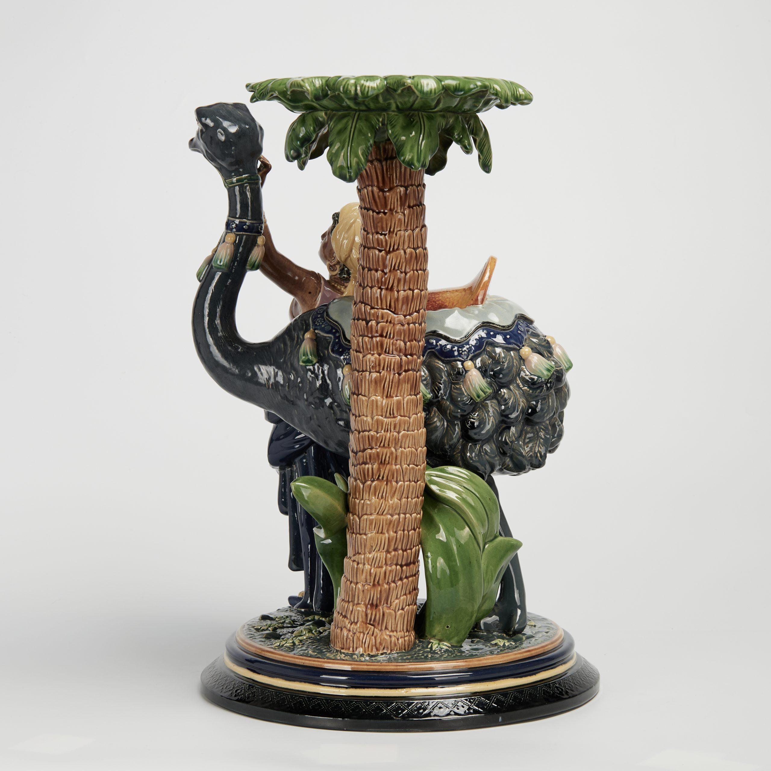 Antico piedistallo in maiolica orientalista austriaco di Gerbing & Stephens - Figurative Sculpture Grigio di Unknown