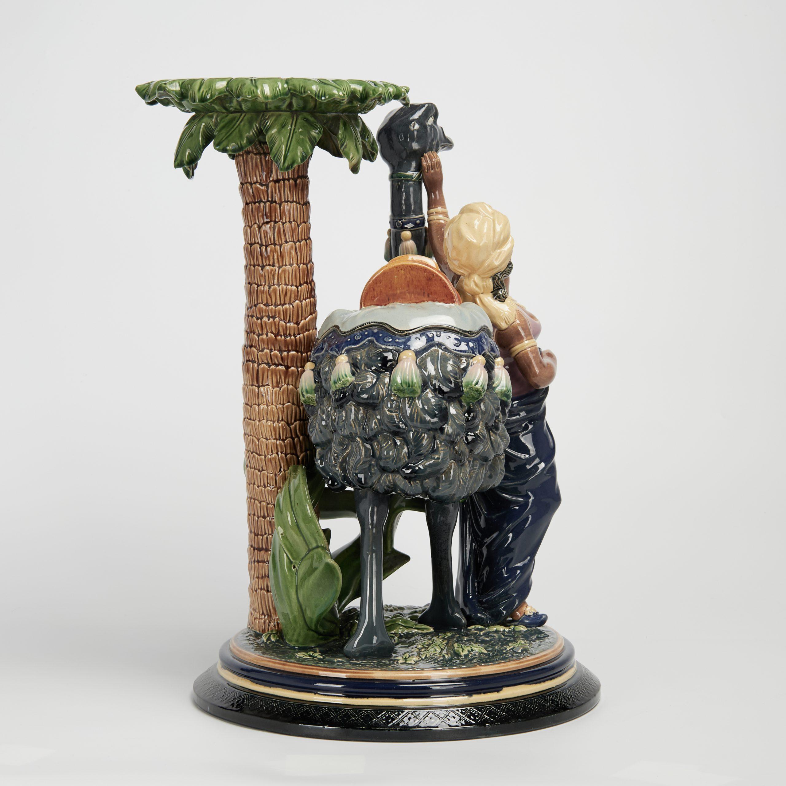 Piedistallo in maiolica del XIX secolo realizzato a mano in terracotta. In tema orientalista con una donna e uno struzzo sotto una palma, decorato e smaltato. Firmato G & S 1847 sul fondo.