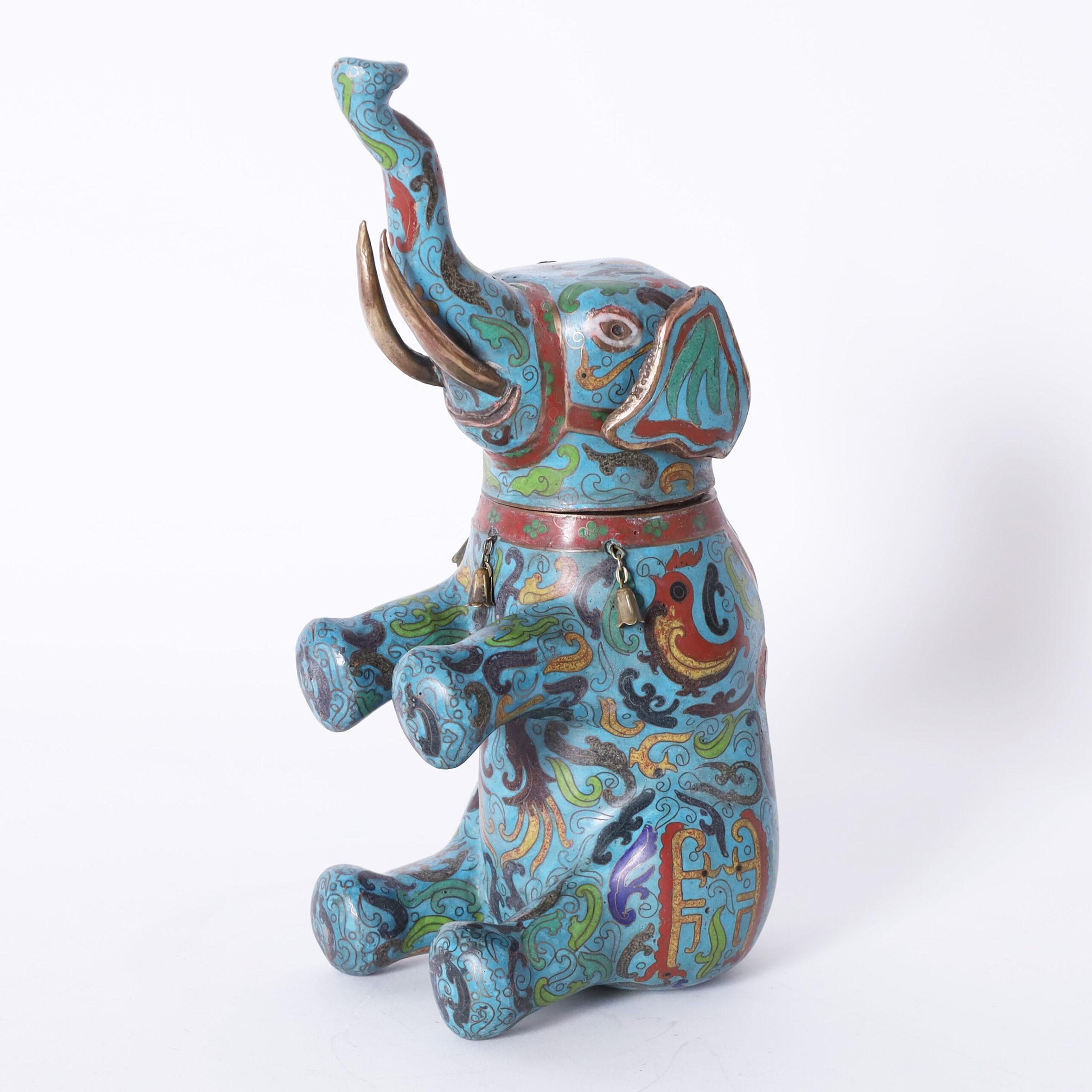 Rare et inhabituel pot à gingembre chinois ancien fabriqué à la main selon la technique du cloisonné, décoré de faune, de flore et de glands sur un fond bleu séduisant, avec une tête amovible au-dessus d'un pot à couvercle. 