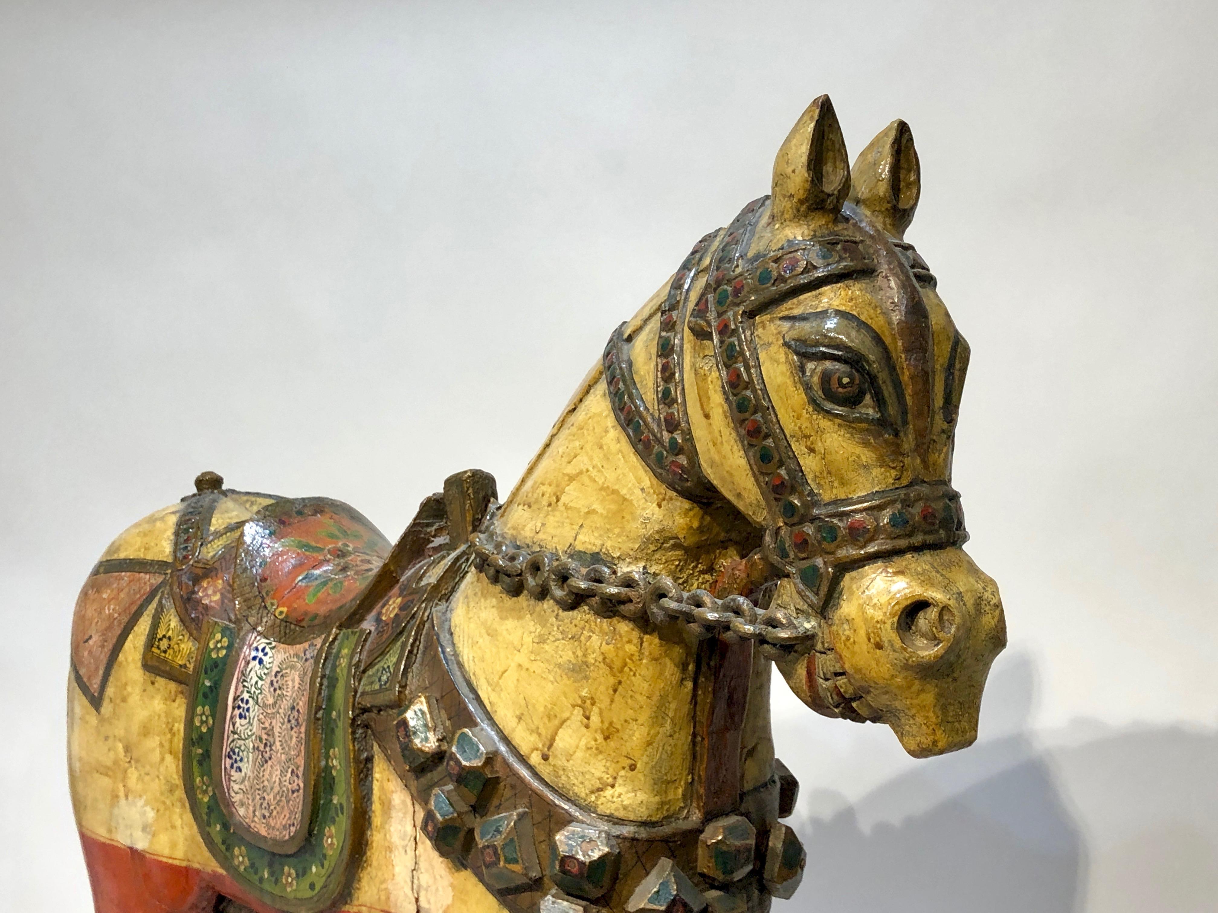 Antikes indonesisches Pferd, gelb, rot, Skulptur, freistehend  – Sculpture von Unknown