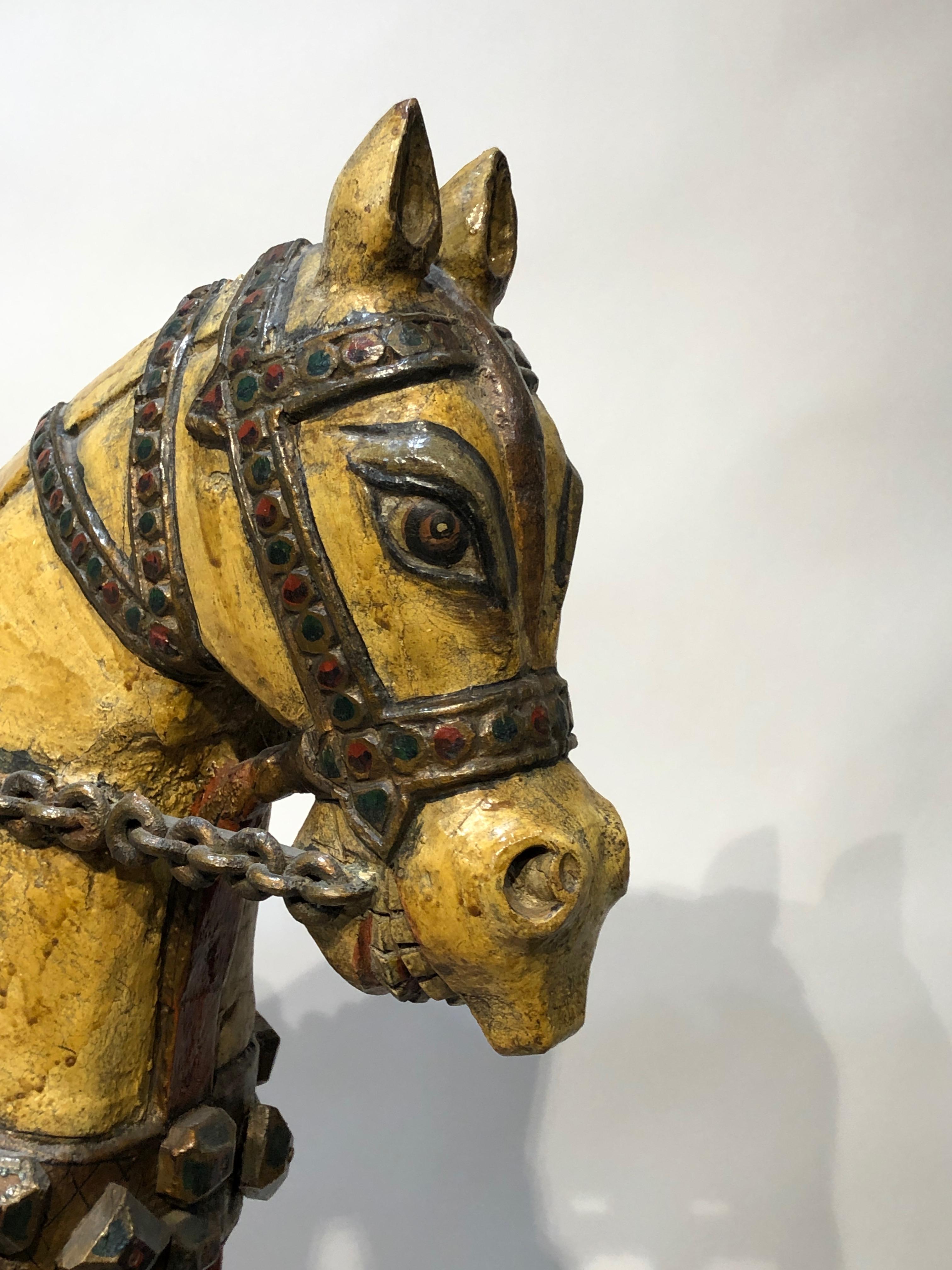 Antikes indonesisches Pferd, gelb, rot, Skulptur, freistehend  (Braun), Figurative Sculpture, von Unknown