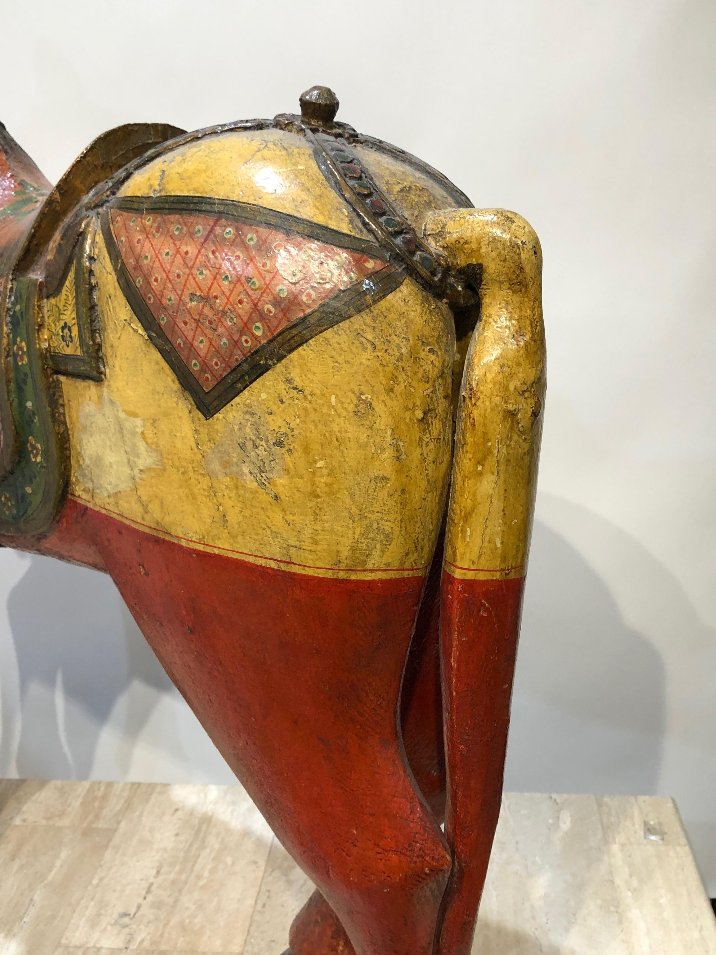 Caballo indonesio antiguo, amarillo, rojo, escultura, independiente, vintage, andando

Algo de desgaste en la pintura y grieta que ha sido reparada. 
