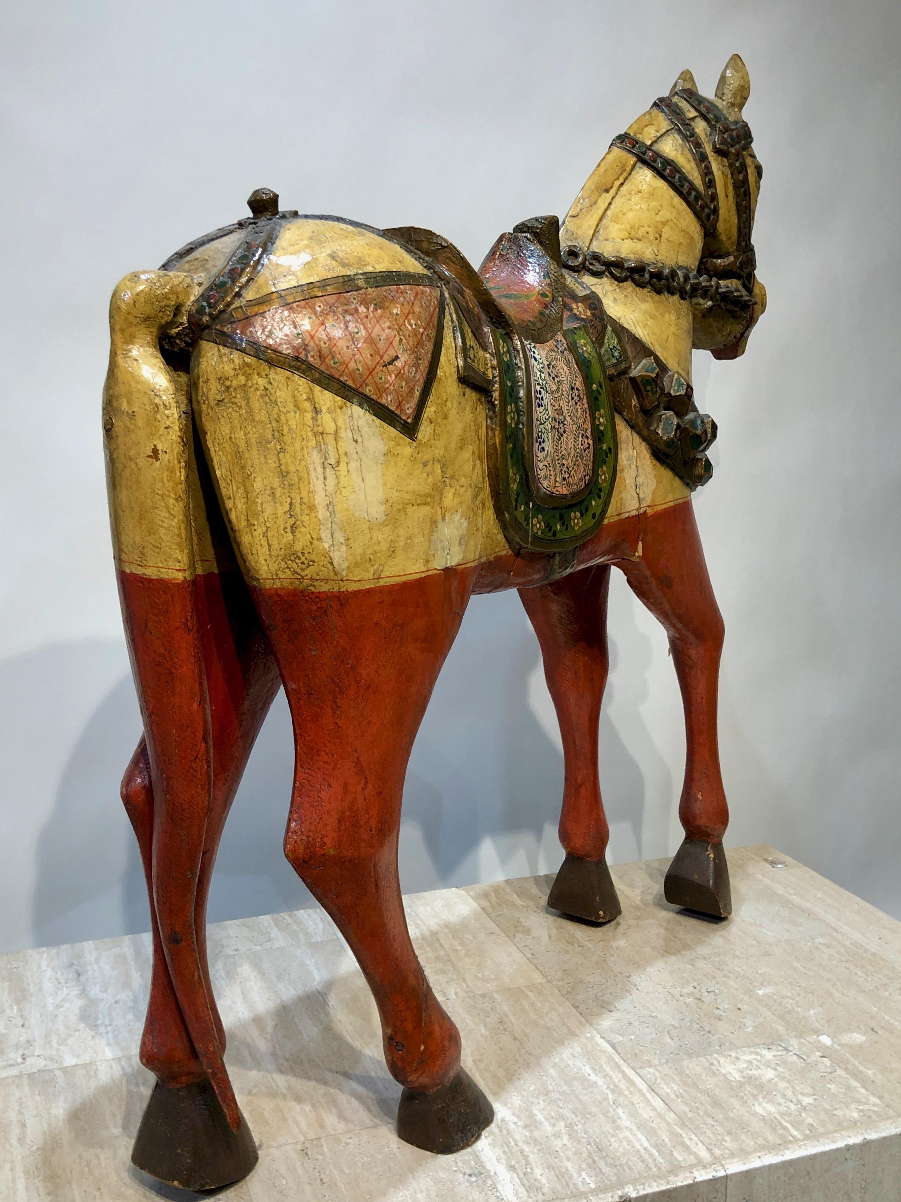 Antikes indonesisches Pferd, gelb, rot, Skulptur, freistehend  im Angebot 1