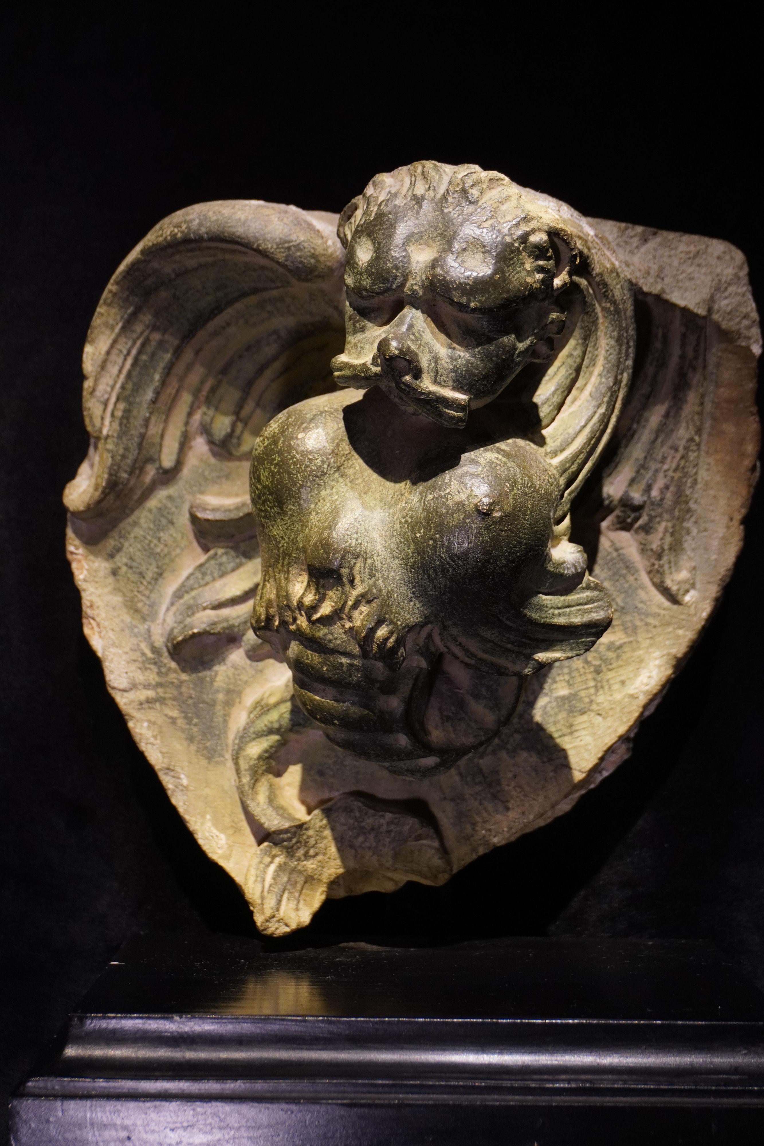 ANTIQUE ITALIAN ARCHITECTURAL ELEMENTS WITH CHIMERAS - Sculpture by Unknown