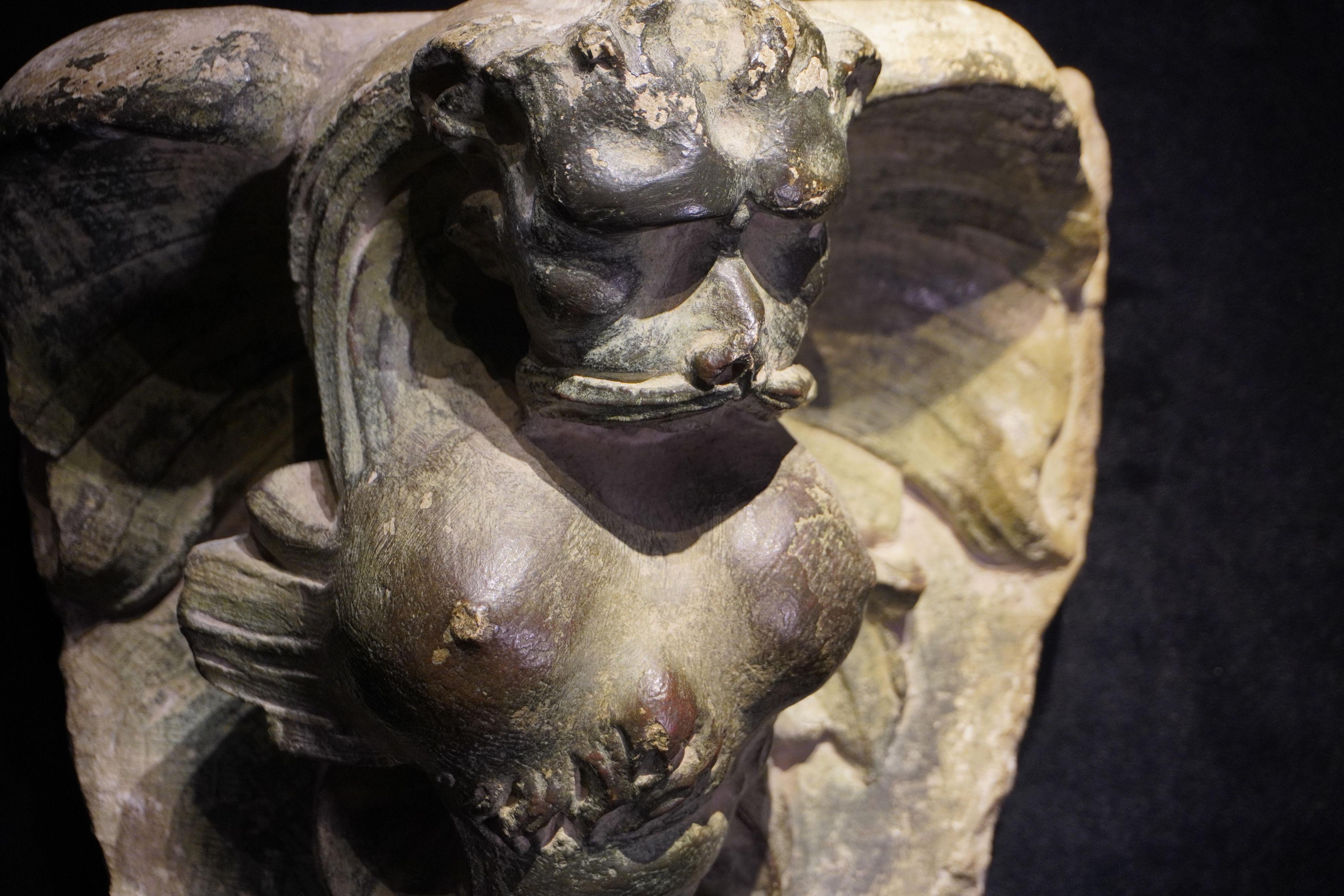 ANTIQUE ITALIAN ARCHITECTURAL ELEMENTS WITH CHIMERAS For Sale 2