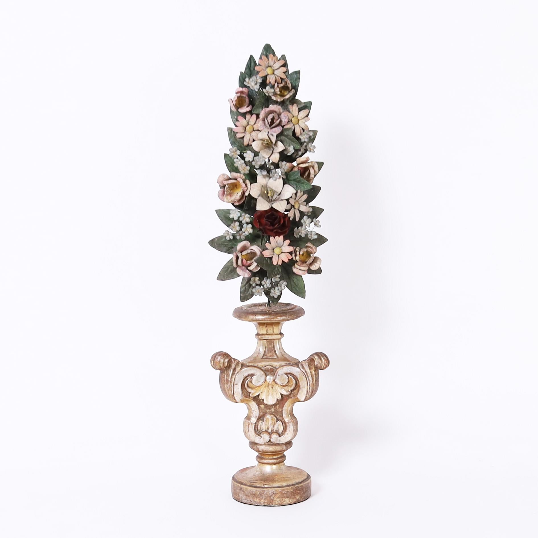 Antico stand in legno neoclassico italiano con fiori di tiglio
