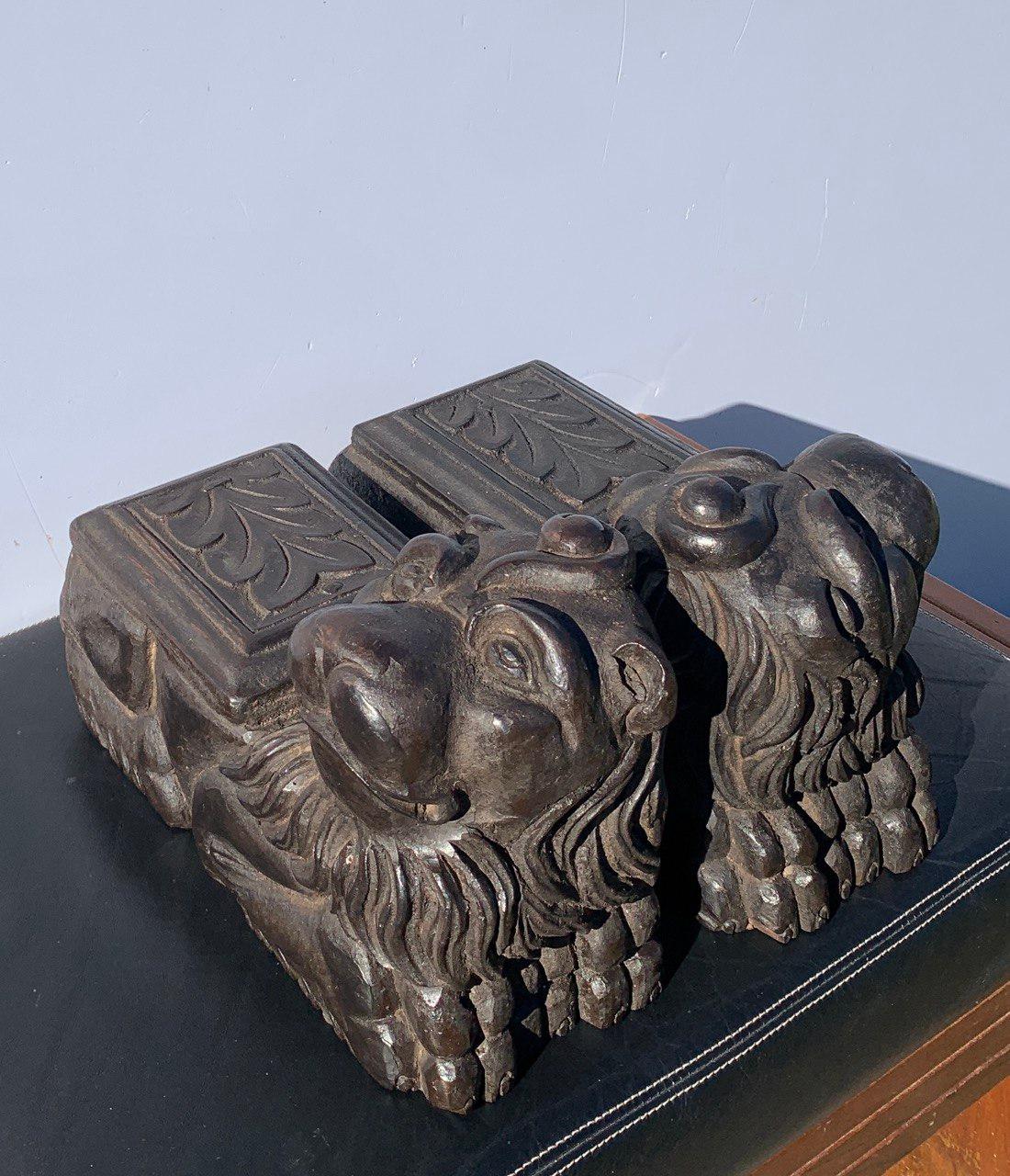 Escultor italiano antiguo - Pareja de esculturas de madera del siglo XVIII - Leones - Figurative Sculpture Marrón de Unknown