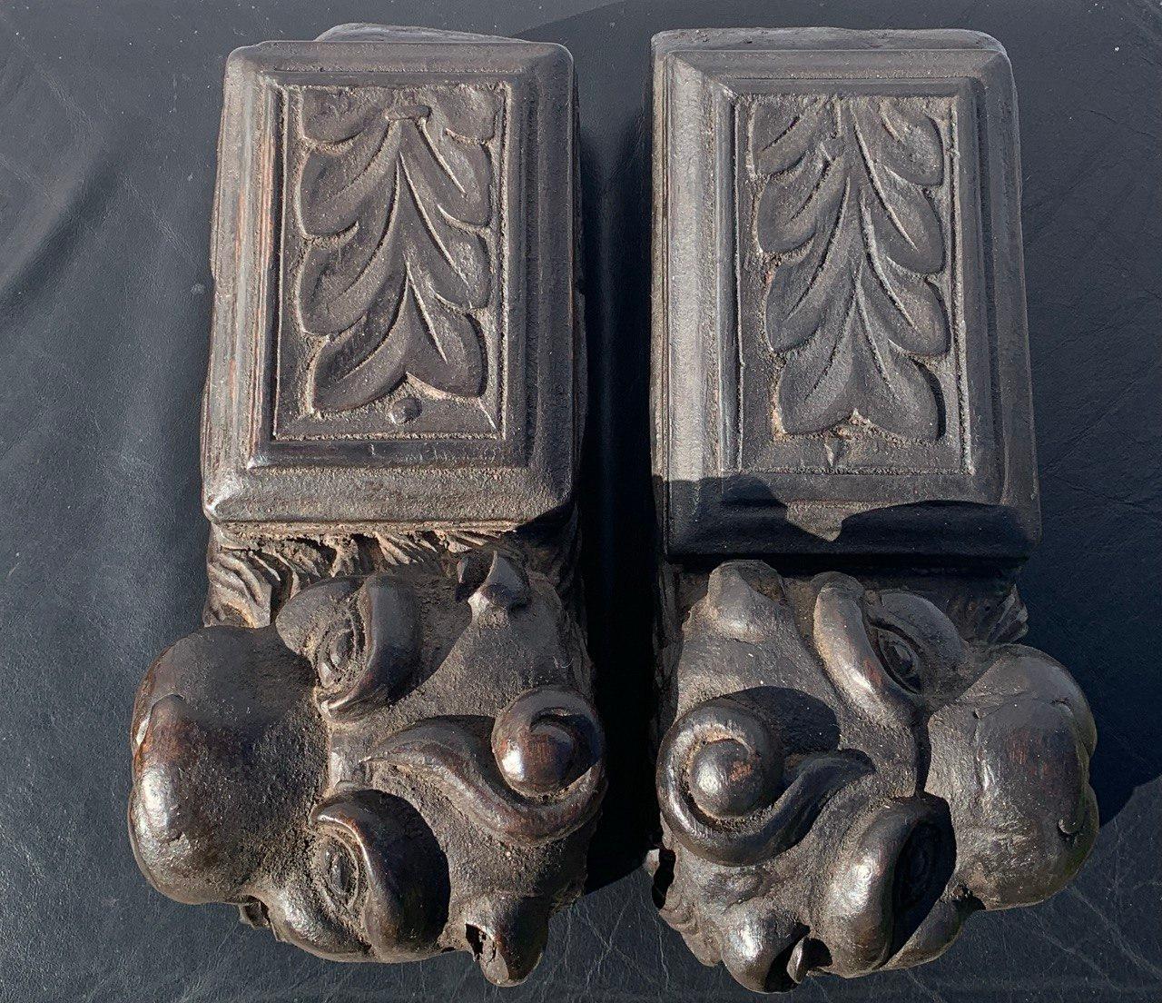 Pareja de esculturas de madera tallada - Leones arcaicos. Italia, siglo XVIII.

30 x 12 x 17 cm de alto cada una.

Hecho enteramente de madera finamente tallada.


- Este artículo se vende con un certificado de autenticidad con validez legal.
-