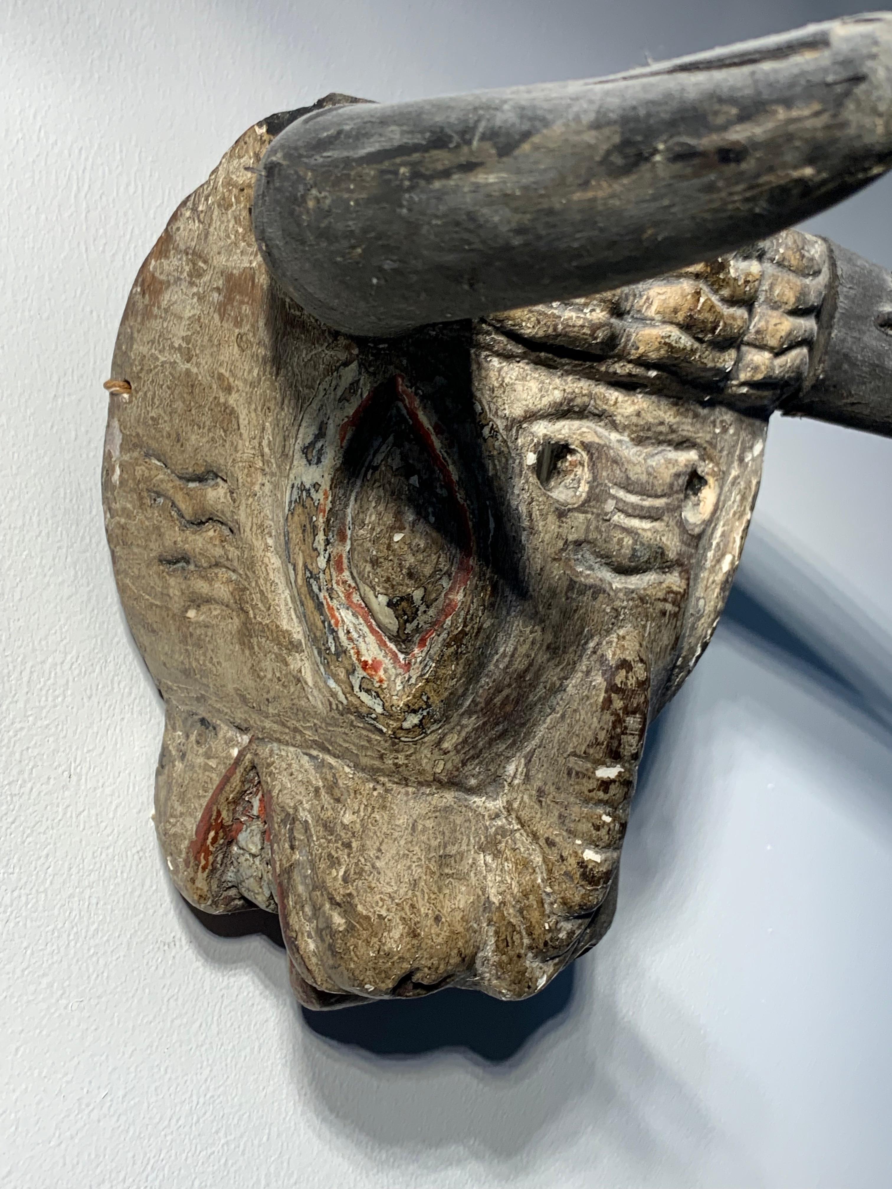 Masque de danse latino-américain ancien taureau Toro Bull - Marron Figurative Sculpture par Unknown