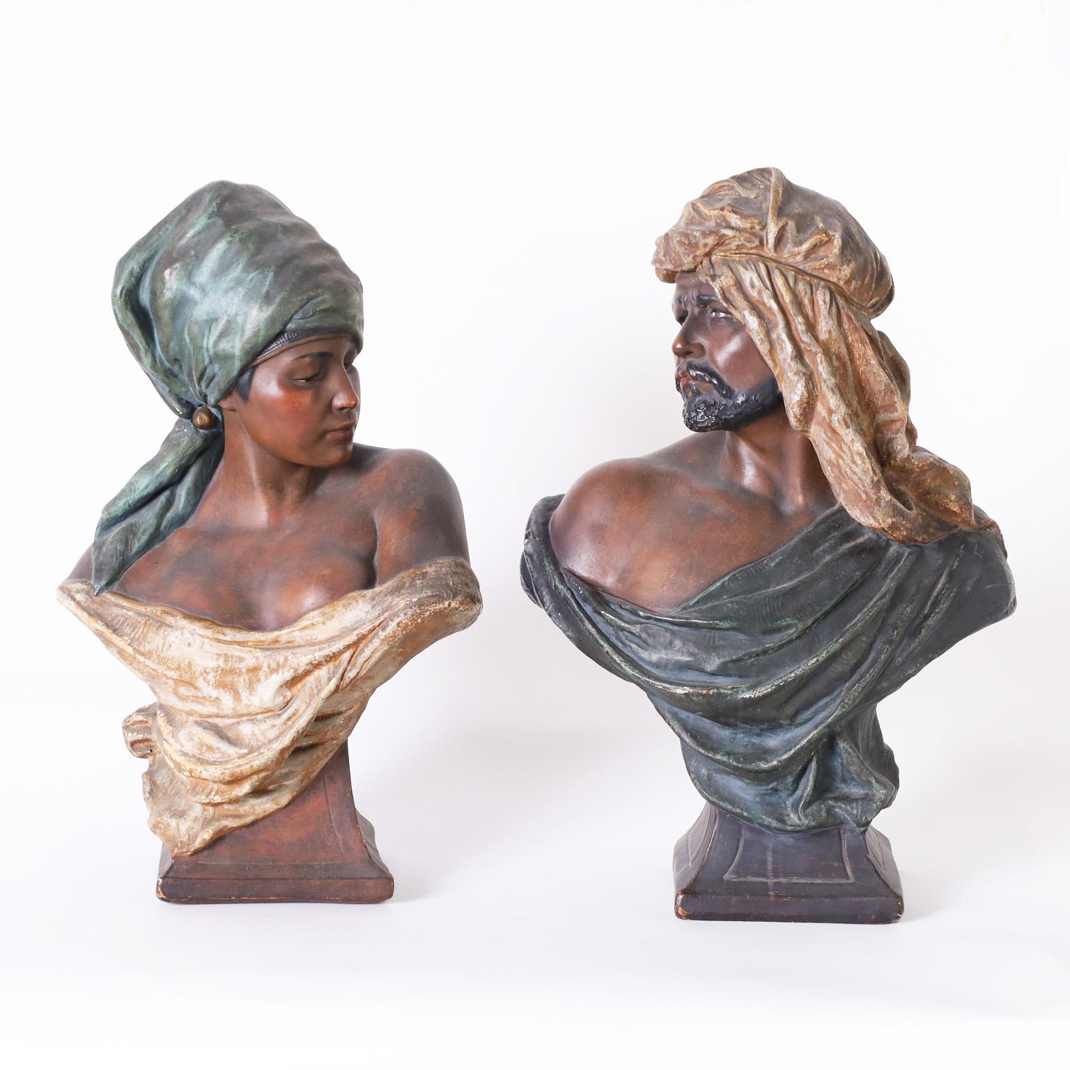 Ancienne paire de bustes orientalistes en terre cuite représentant une femme et un homme
