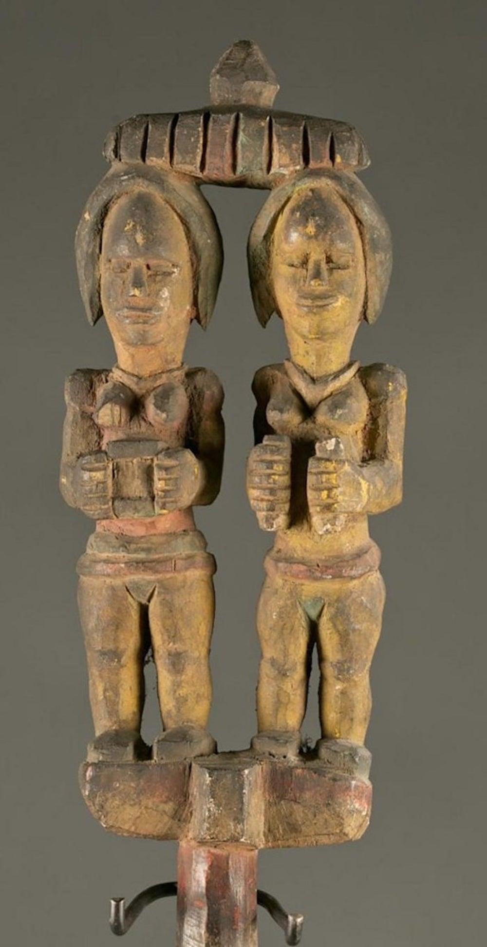 Sculpture ancienne en bois polychrome sculptée Igbo Nigeria - Marron Figurative Sculpture par Unknown