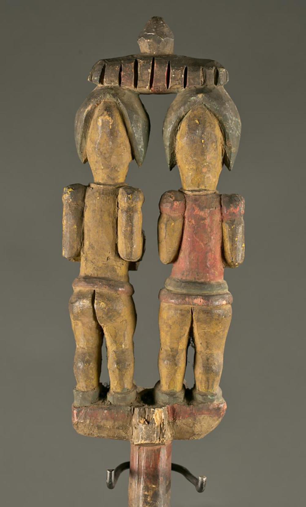 Ancienne sculpture en bois polychrome Igbo Nigeria Bâton décoré de deux figures, monté en épi sur le manche se terminant par un élément polychrome de forme triangulaire Nigeria, Igbo  Fin du 19ème / Début du 20ème siècle 
Dimensions : 30.5