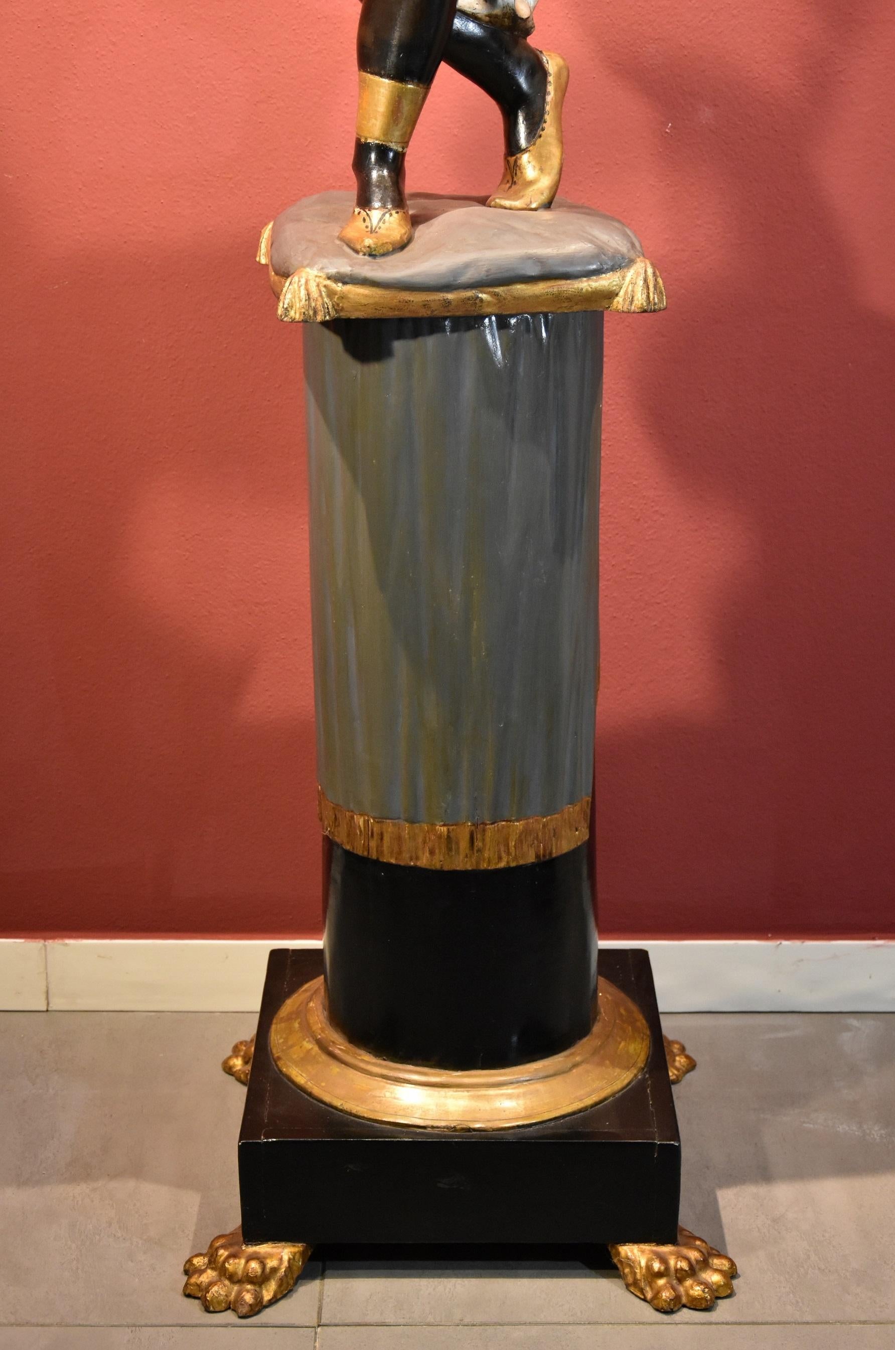 Sculpture ancienne d'une femme maure avec une corne d'abondance fleurie
Venise, 19e siècle
Bois sculpté, laqué et doré/argenté

Hauteur totale 202 cm (base de la colonne 82 cm, figure 120 cm)

Il s'agit d'une sculpture qualitative en bois