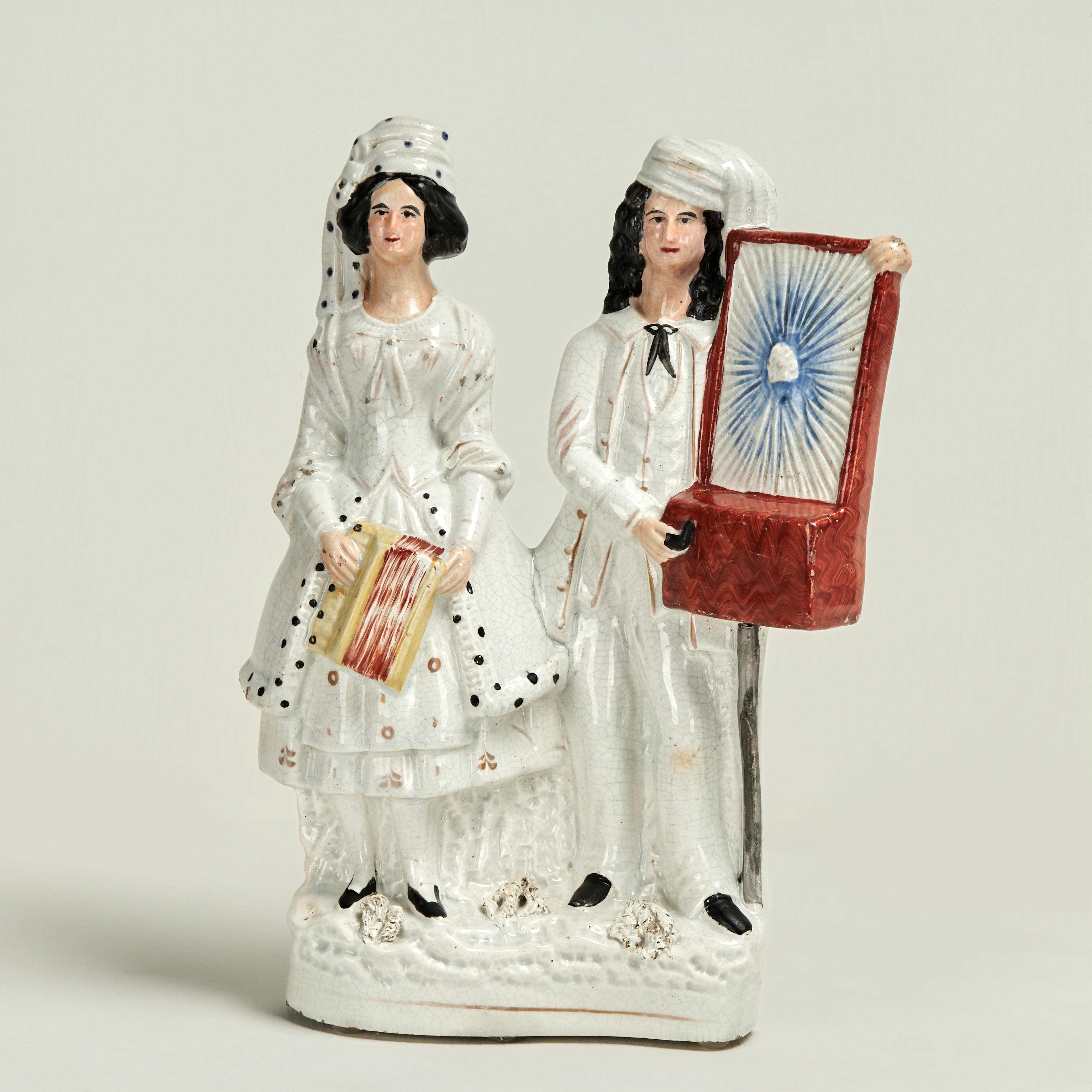 Figurative Sculpture de Unknown - Figuras Musicales Dobles Antiguas de Staffordshire