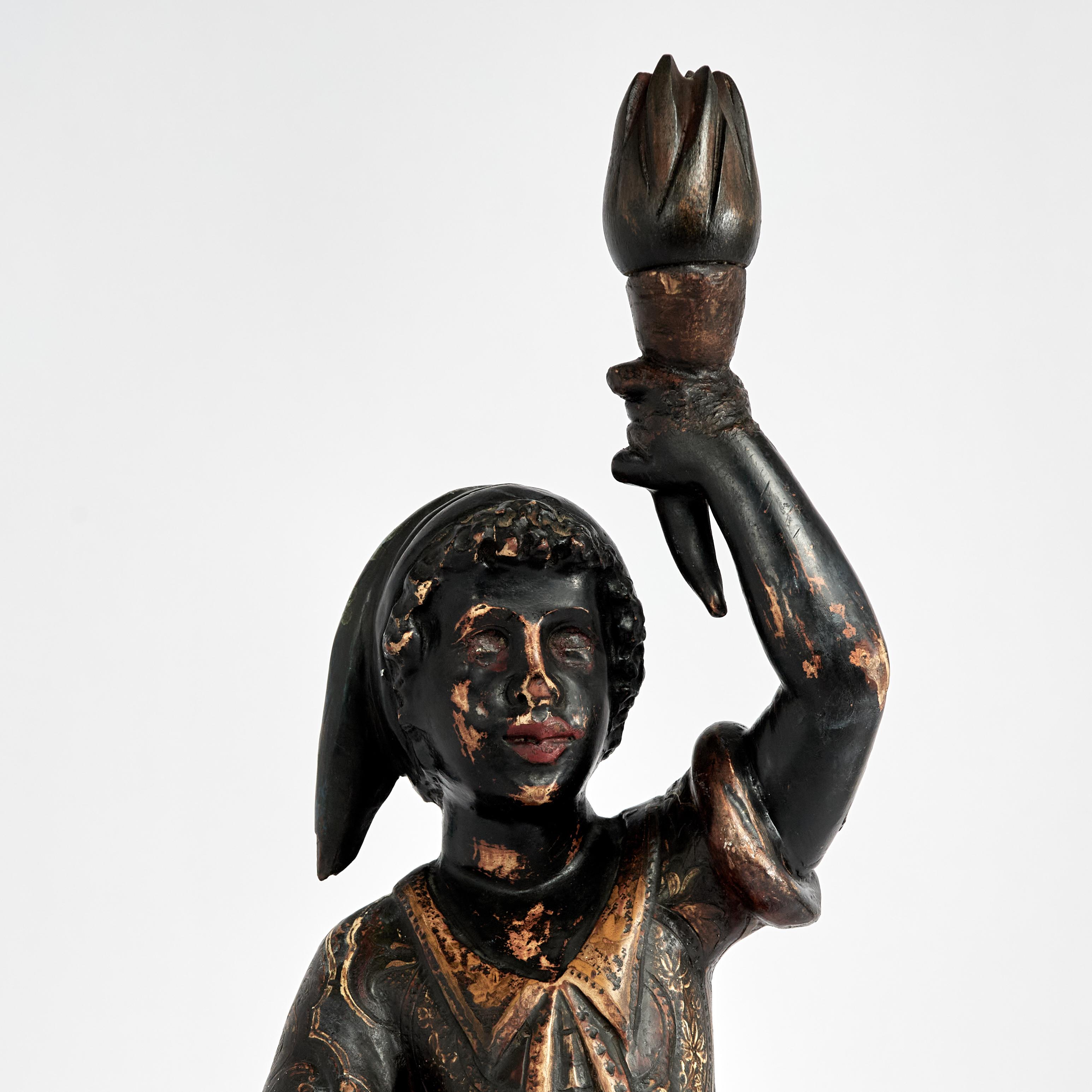 Gondolier vénitien ancien en bois sculpté et polychrome - Victorien Sculpture par Unknown