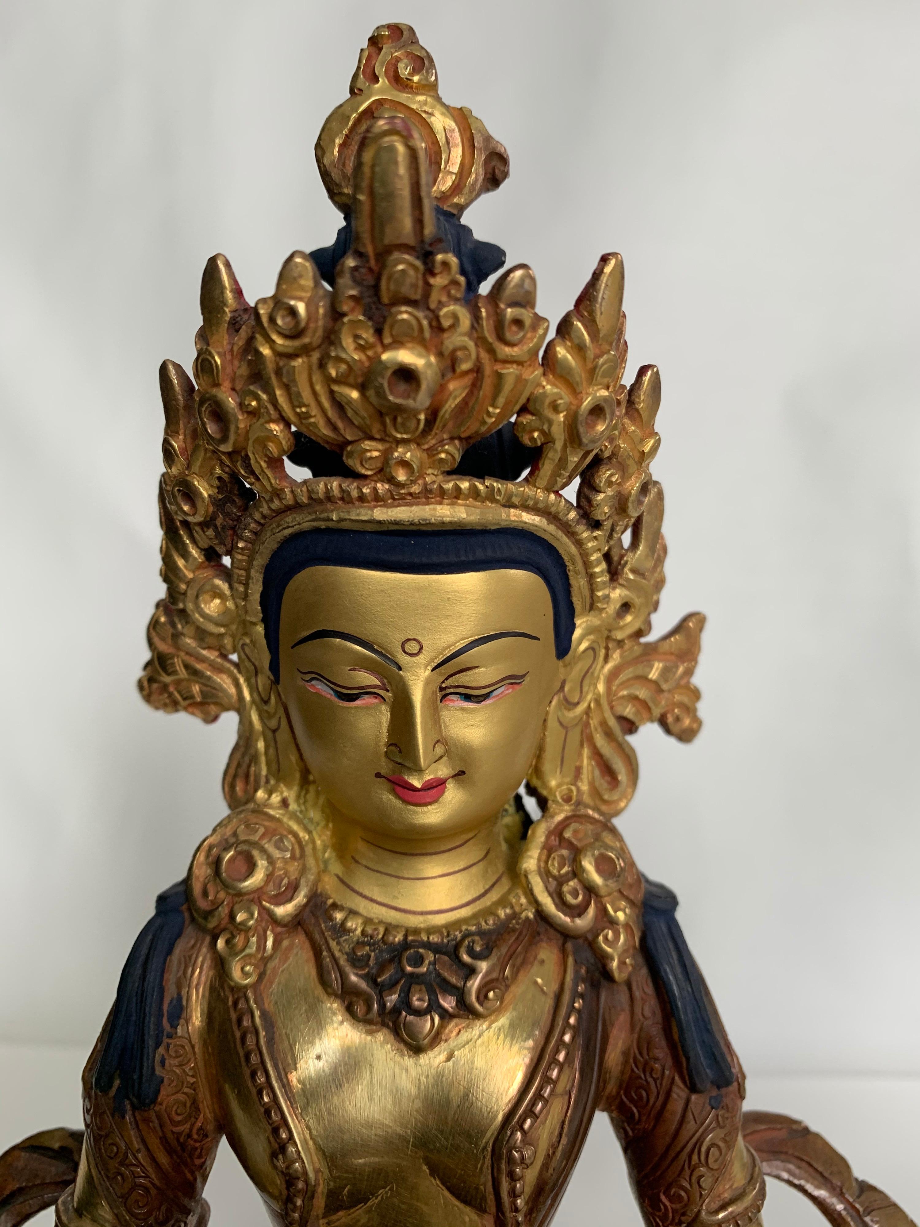 Statua di Aparmita da 9 pollici con oro 24 carati realizzata a mano con il processo a cera persa in vendita 4