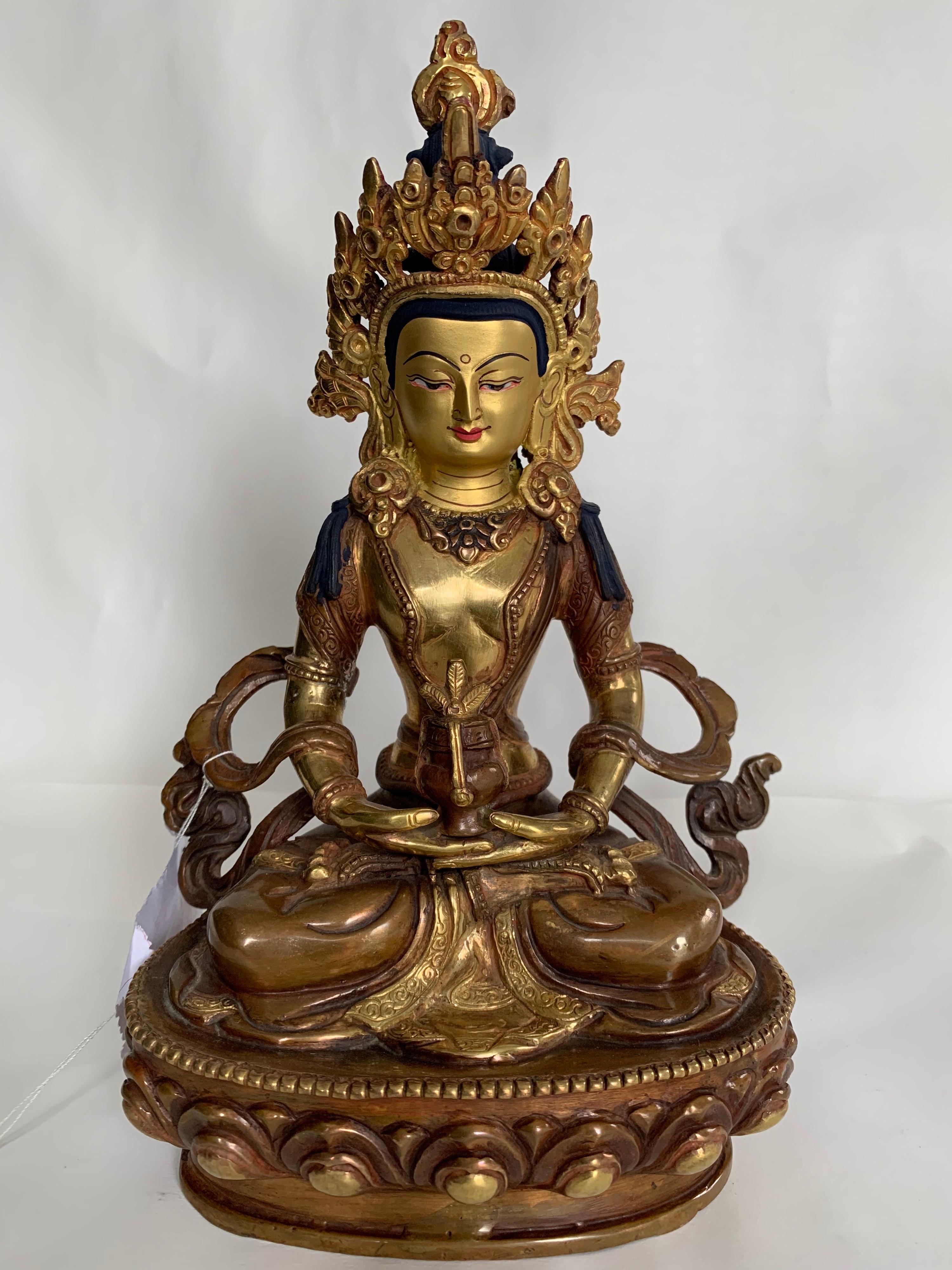 Figurative Sculpture di Unknown - Statua di Aparmita da 9 pollici con oro 24 carati realizzata a mano con il processo a cera persa