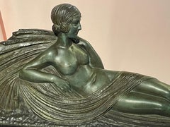 Sculpture en bronze Art déco d'une femme allongée par Darcles