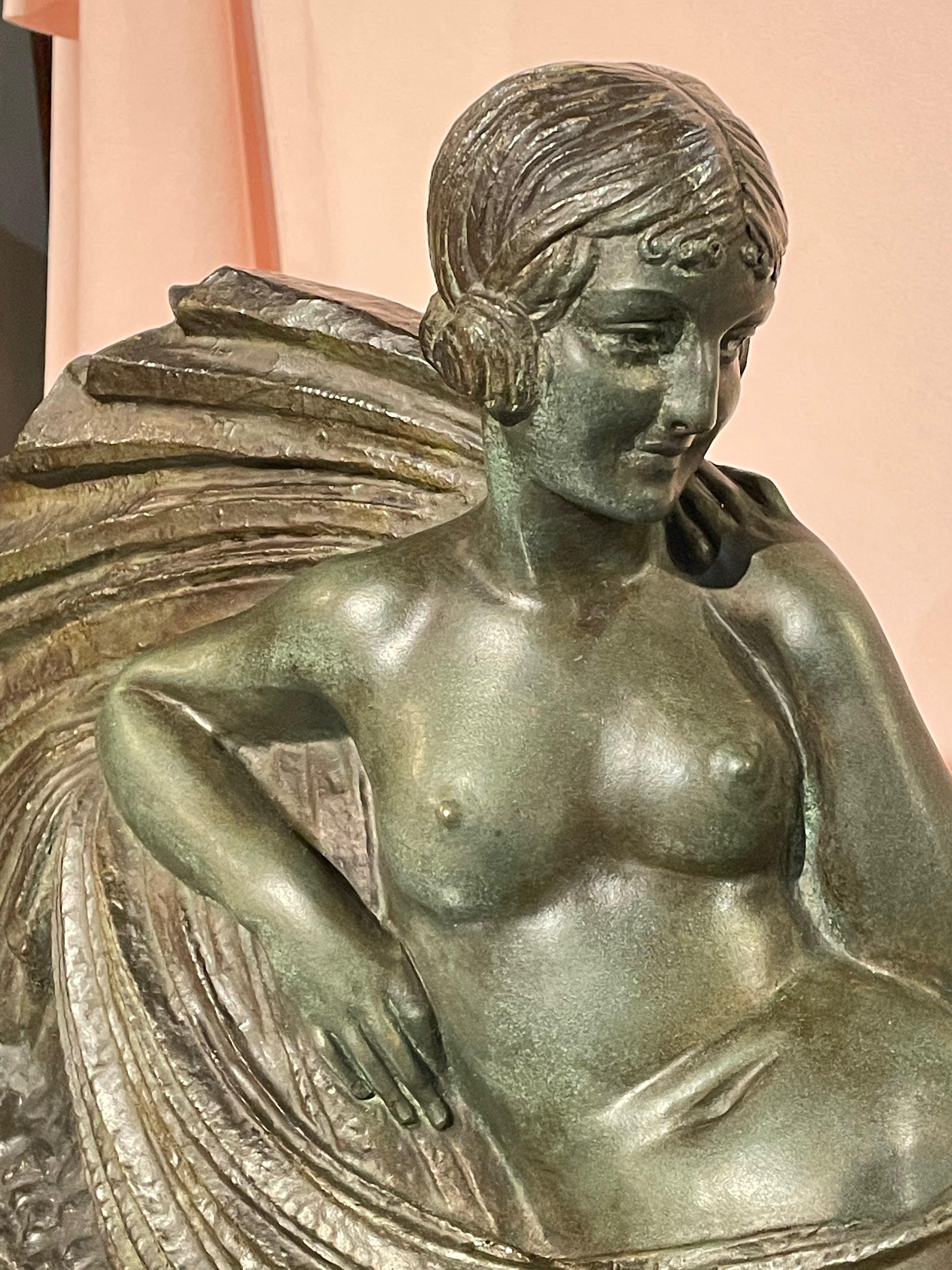 Sculpture en bronze Art déco d'une femme allongée par Darcles en vente 2
