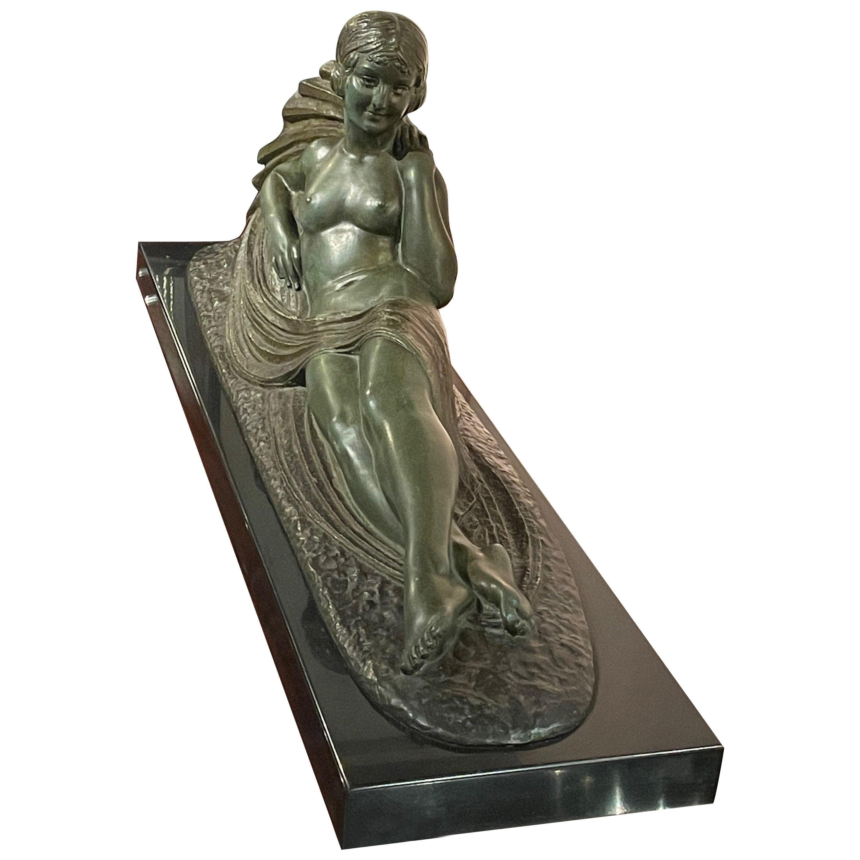 Figurative Sculpture Unknown - Sculpture en bronze Art déco d'une femme allongée par Darcles