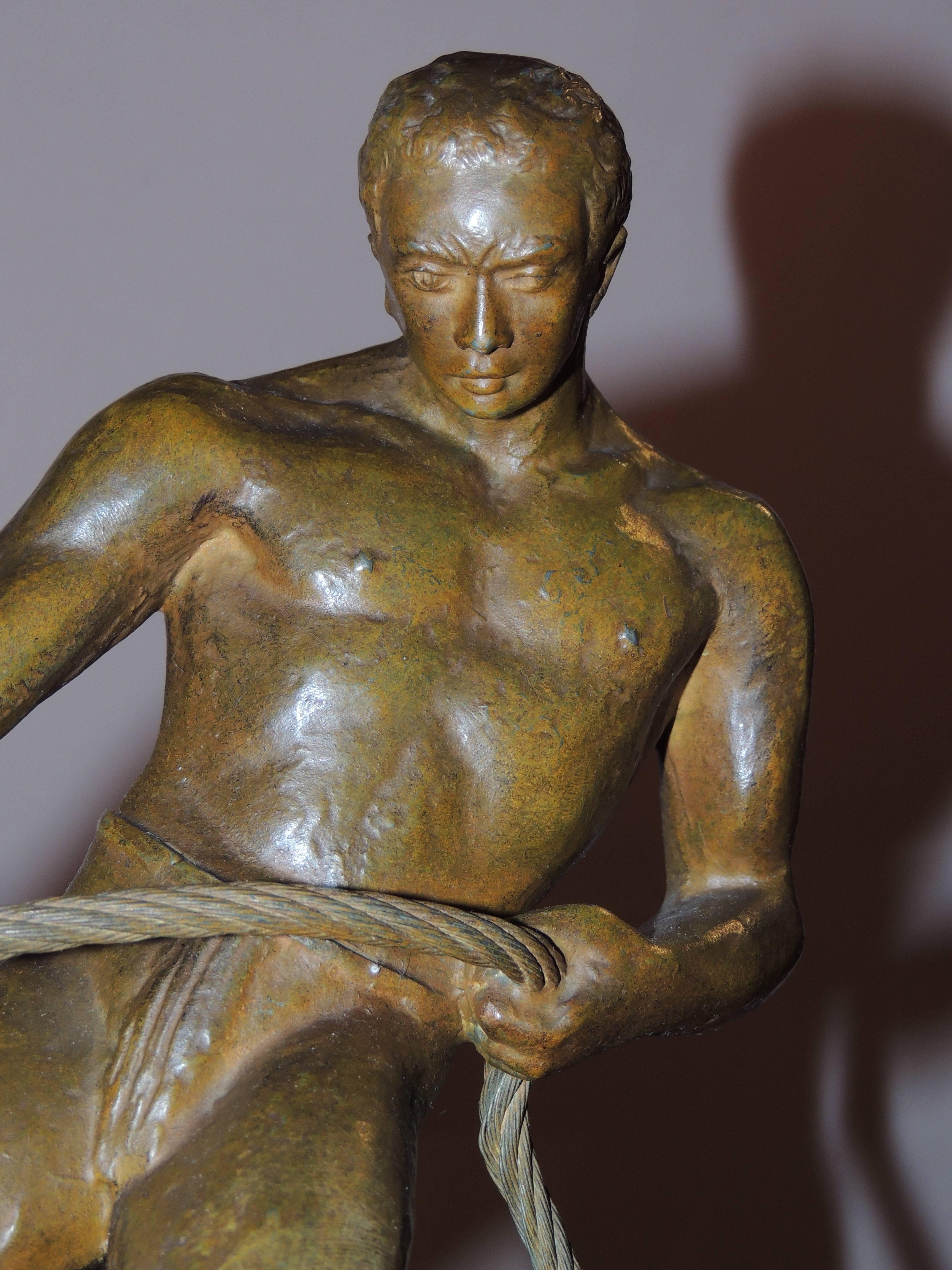 Art-Déco-Bronzestatue eines Mannes, der ein Boot schießt, Skulptur im Angebot 1
