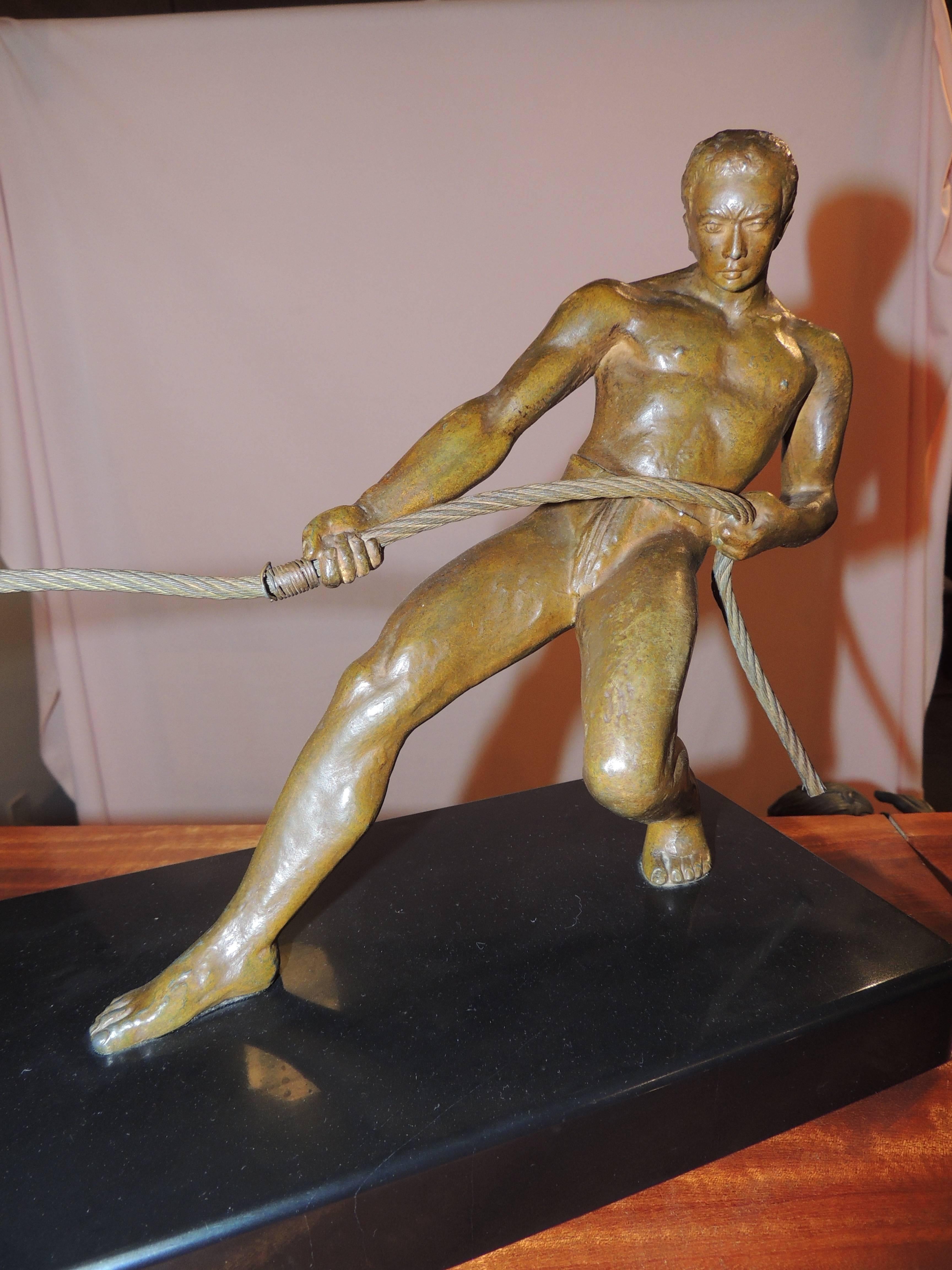 Art-Déco-Bronzestatue eines Mannes, der ein Boot schießt, Skulptur im Angebot 3