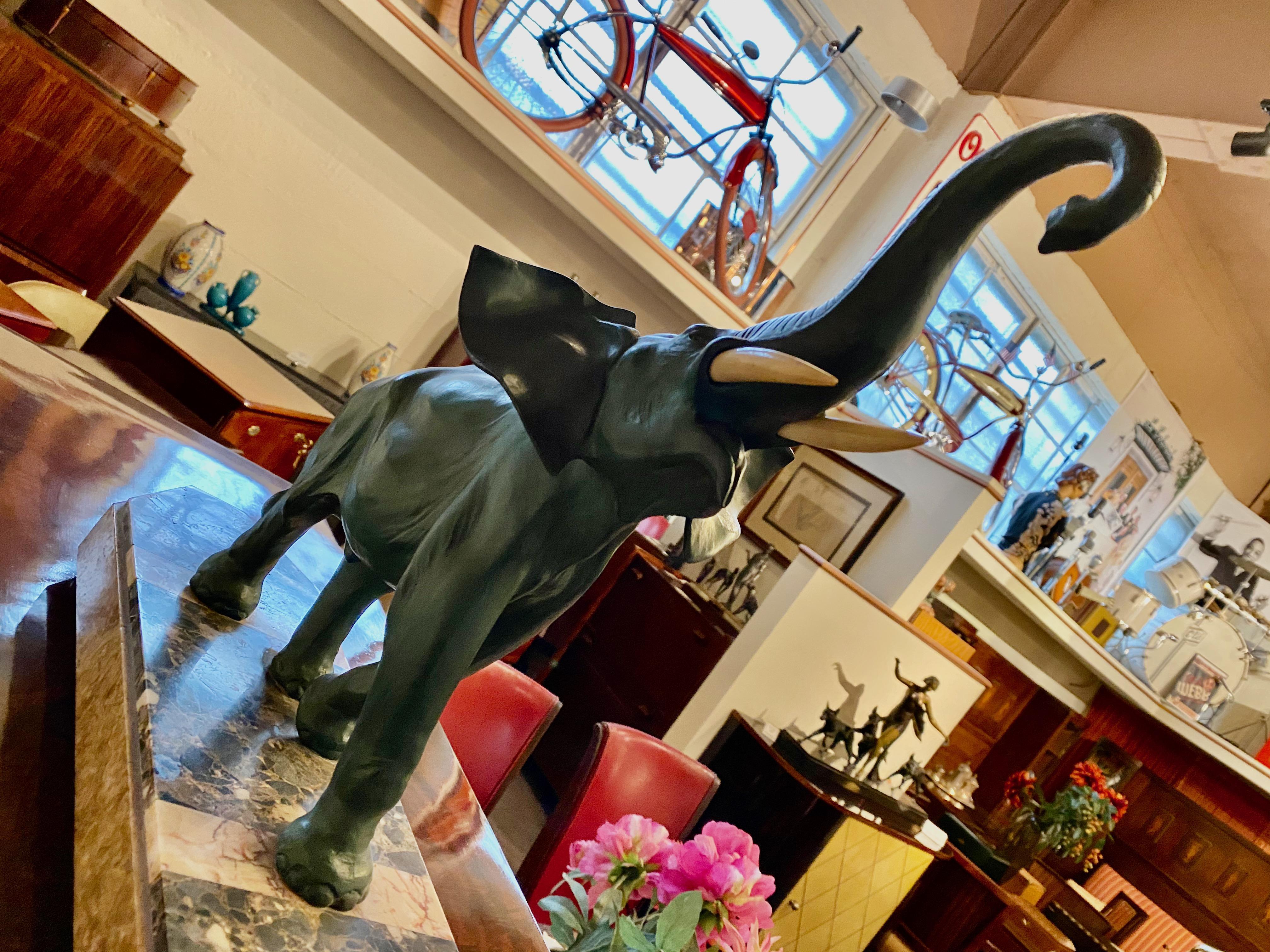Sculpture d'éléphant Art Déco sur base stylisée en marbre. Le métal spéléo avec des défenses en ivoroïde (synthétique) est en position de chance pour aller vers le haut. Il s'agit d'une superbe pièce, qui montre le style et le mouvement, la