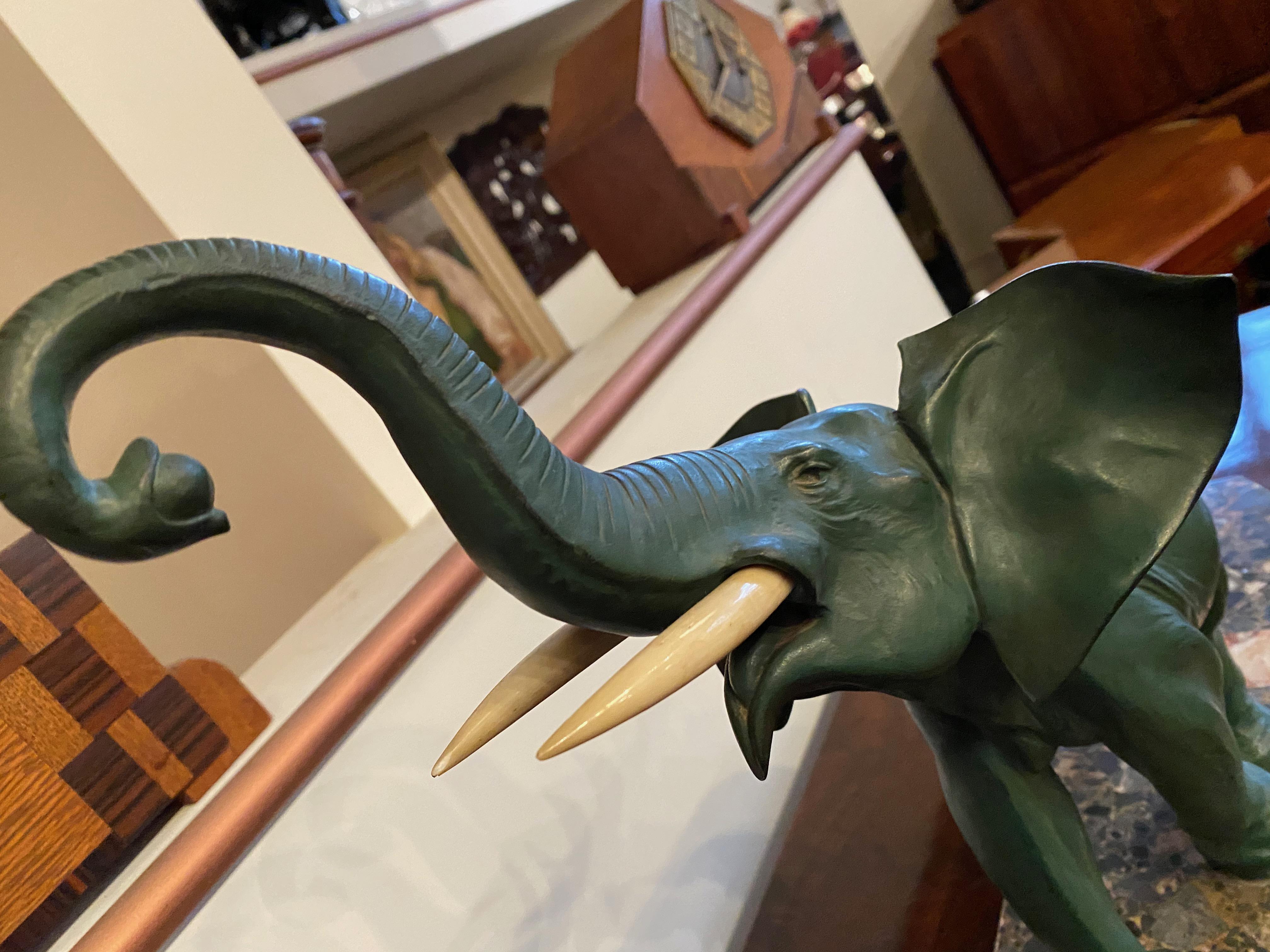 Sculpture d'éléphant Art déco sur socle en marbre en vente 2