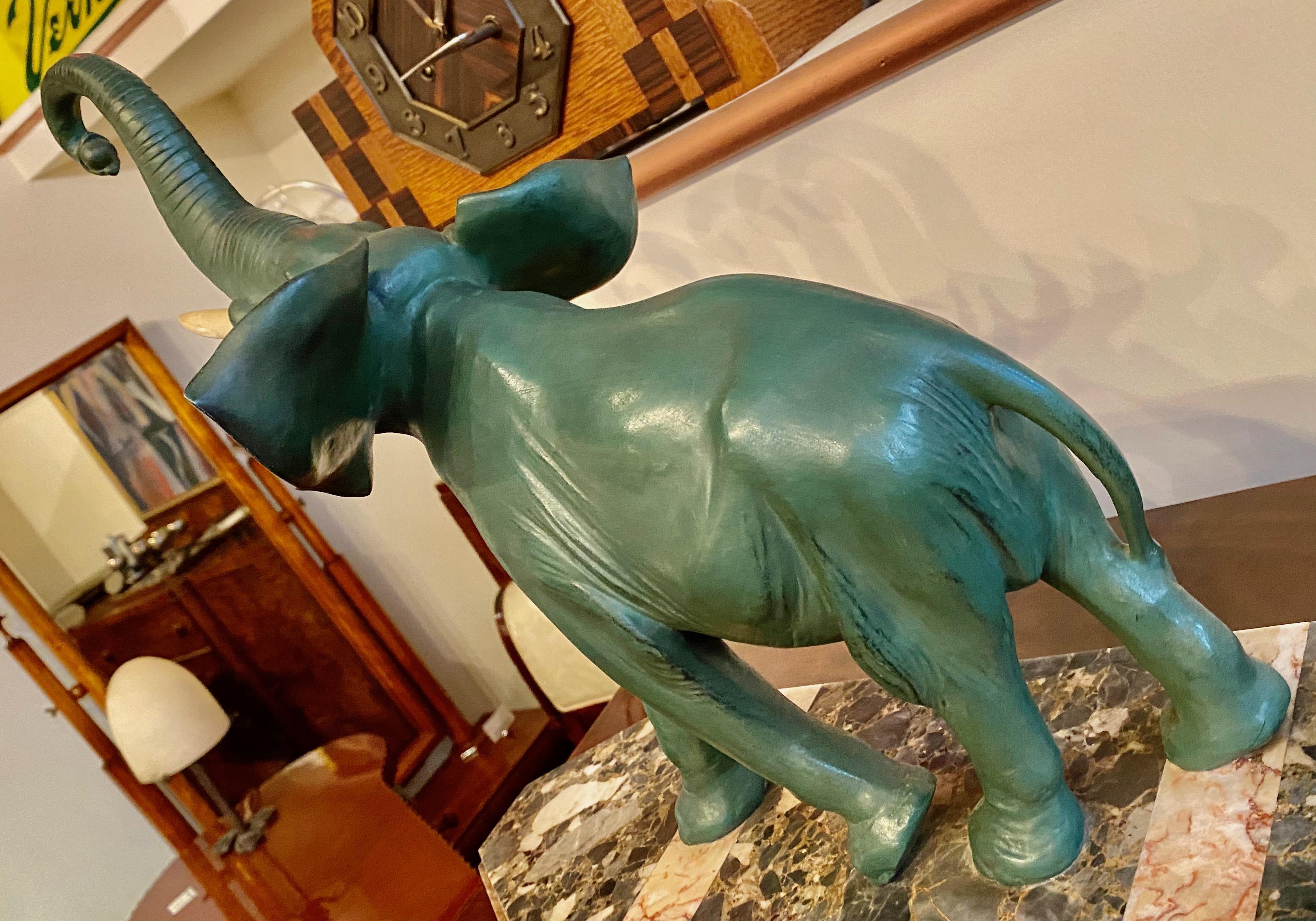Sculpture d'éléphant Art déco sur socle en marbre en vente 3