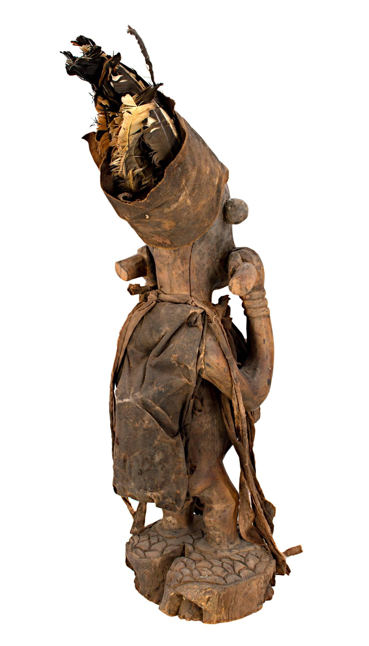 „Bacongo-Statue, als Fetisch verwendet als Zaire, „Holz, Glasfedern und Stoff „  – Sculpture von Unknown