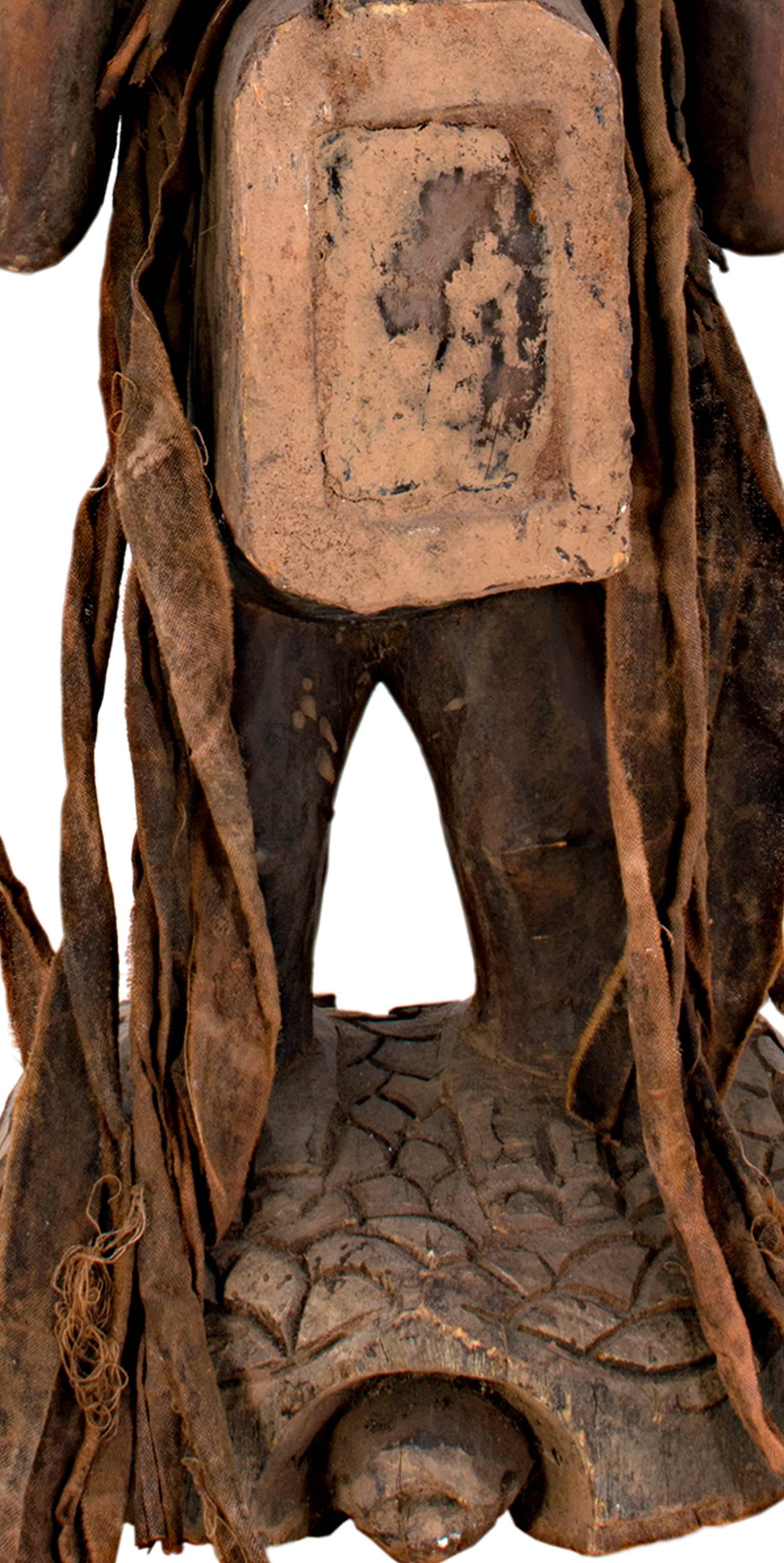 „Bacongo-Statue, als Fetisch verwendet als Zaire, „Holz, Glasfedern und Stoff „  (Braun), Figurative Sculpture, von Unknown