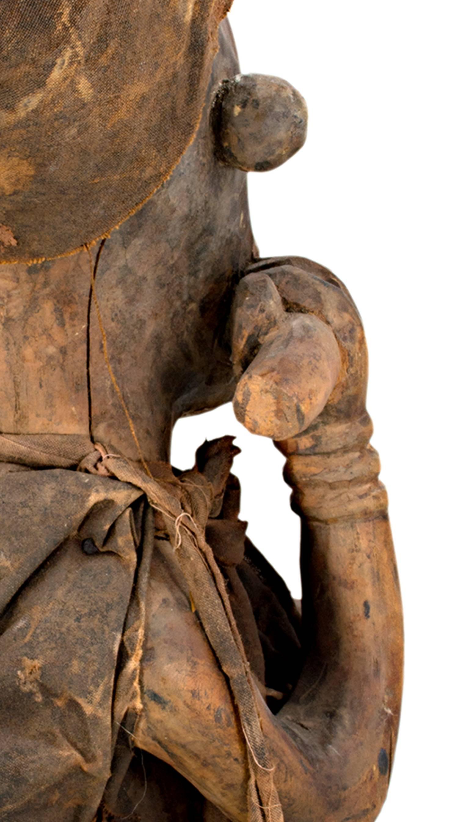 « Statue de Barcelone, utilisée comme fétiche - Zaire, bois, plumes de verre et tissu en vente 1