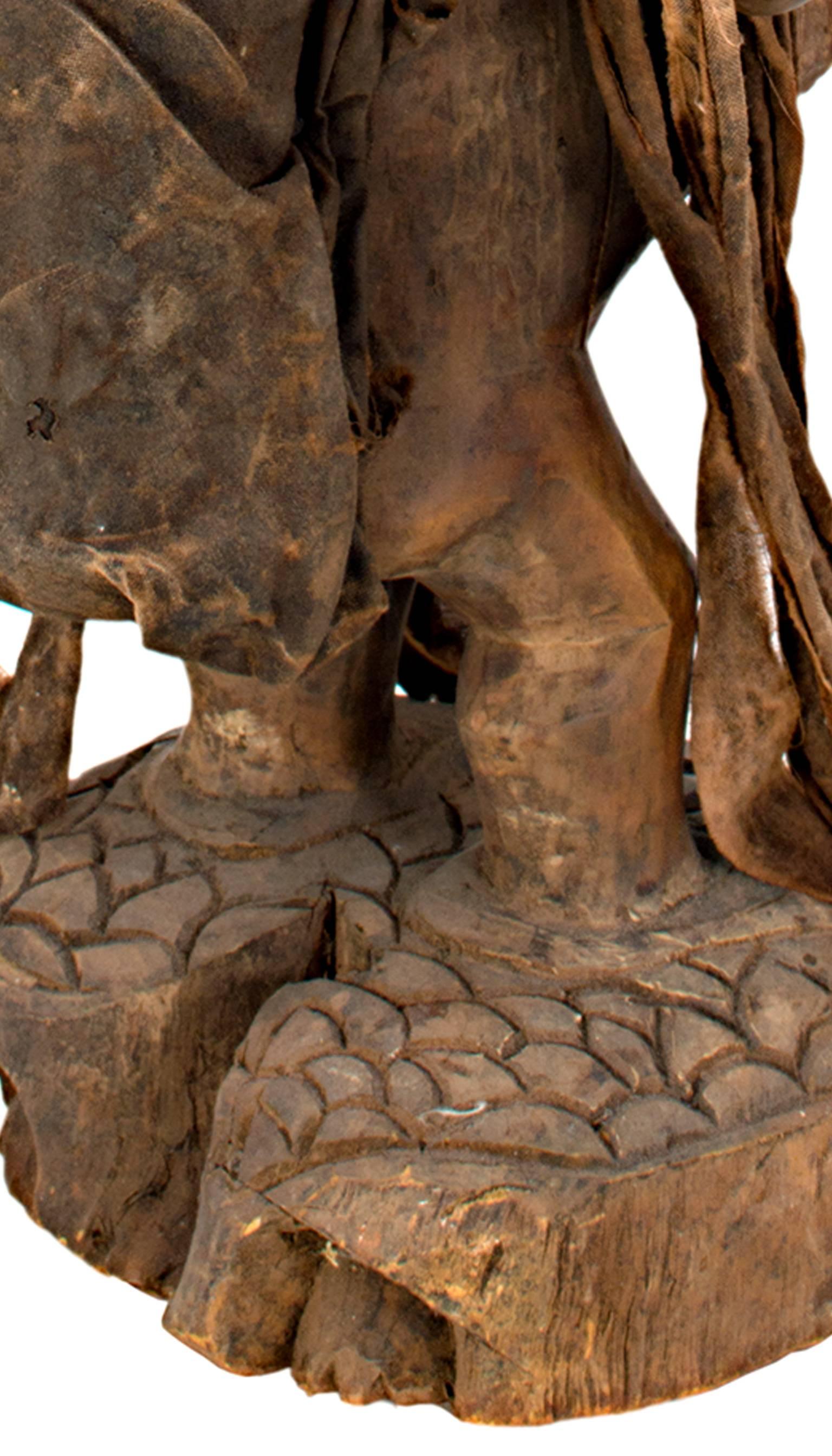 „Bacongo-Statue, als Fetisch verwendet als Zaire, „Holz, Glasfedern und Stoff „  im Angebot 2