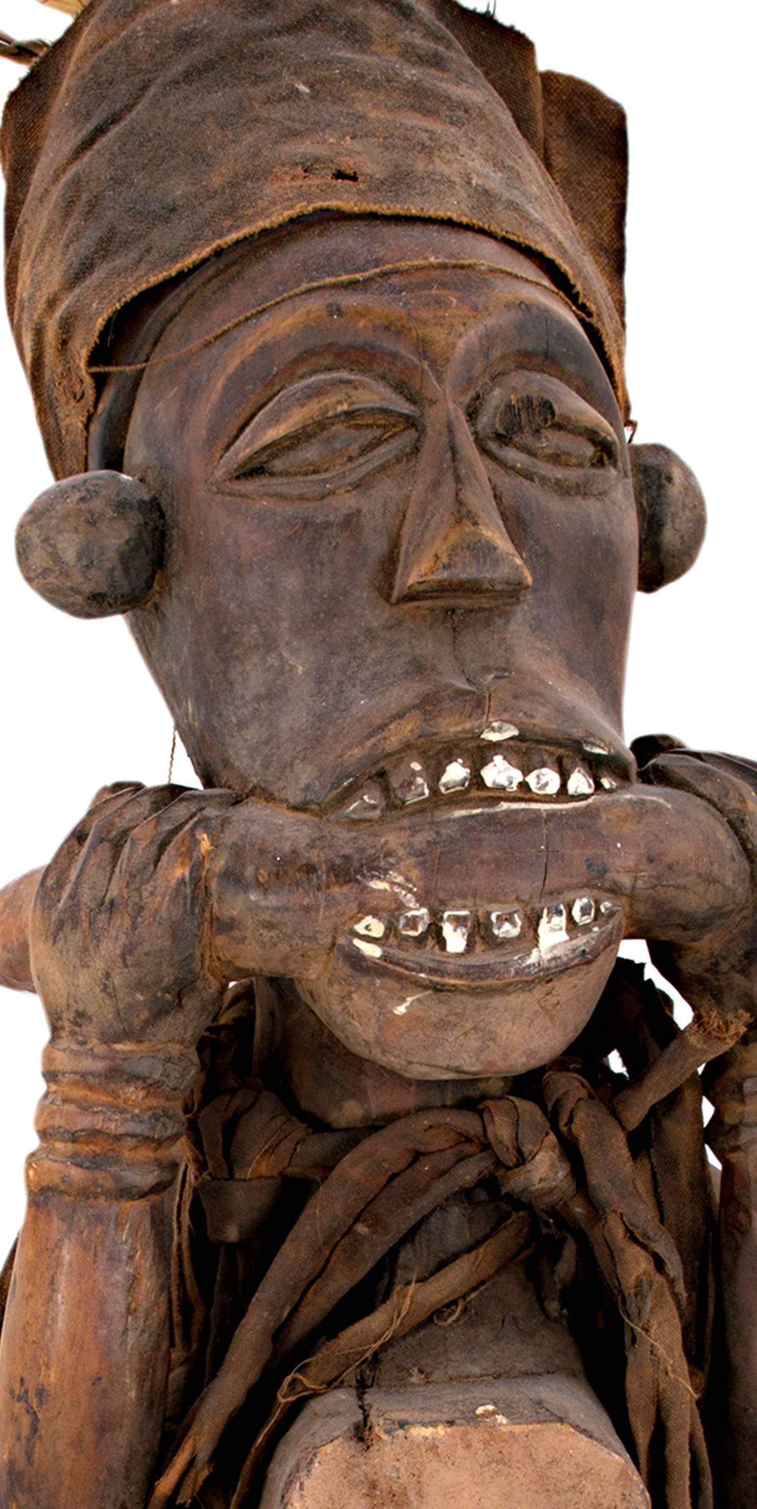 „Bacongo-Statue, als Fetisch verwendet als Zaire, „Holz, Glasfedern und Stoff „  im Angebot 3