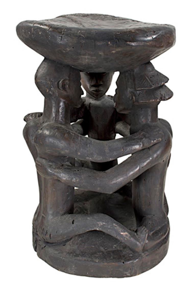 Tabouret Zaire Baluba, une sculpture en bois datant d'environ 1910 - Sculpture de Unknown