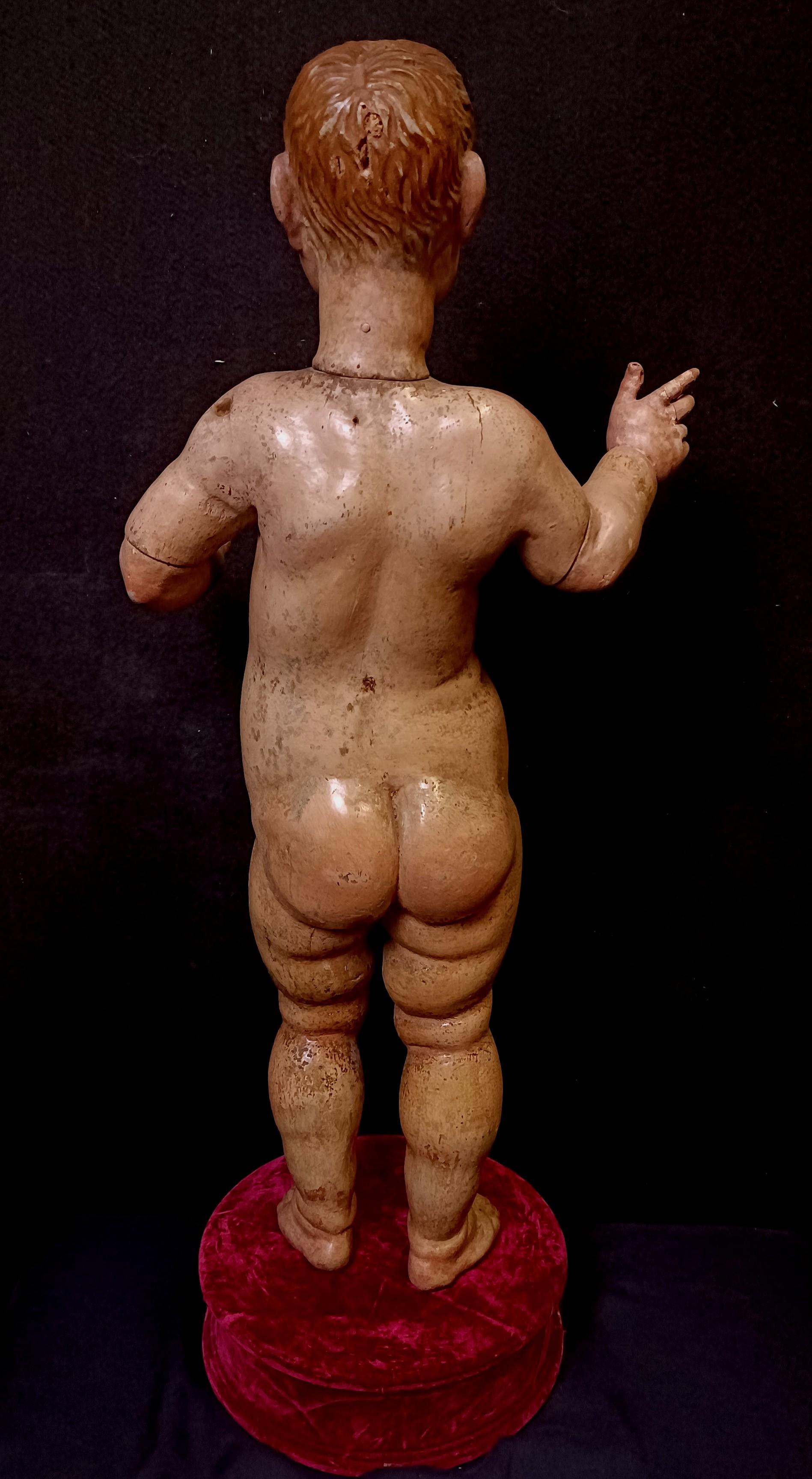 Splendide sculpture en bois polychrome représentant l'Enfant Jésus bénissant, réalisée par un maître d'Italie centrale au XIVe siècle. L'œuvre, d'une hauteur de 66 cm, se distingue par ses proportions harmonieuses et la douce expressivité du visage,