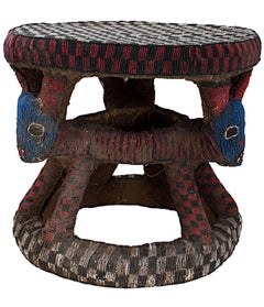 Tabouret Bamou utilisé par le propriétaire de la bouteille - Cameroun, " Bois, tissu et perles d'Afrique