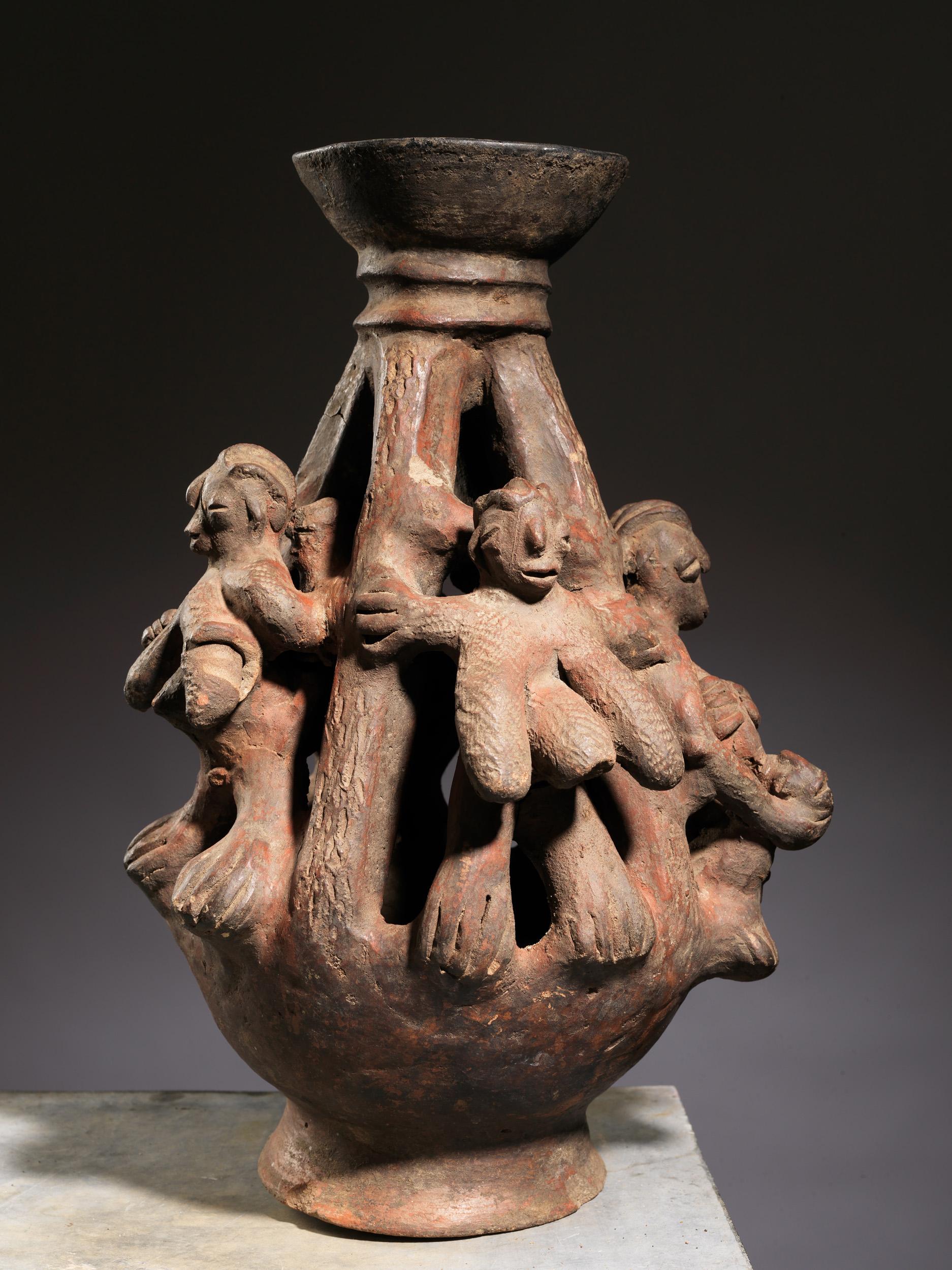 Bariba, Menschen, Benin, seltenes Terrakotta-Zeremonielles Altargefäß.  – Sculpture von Unknown