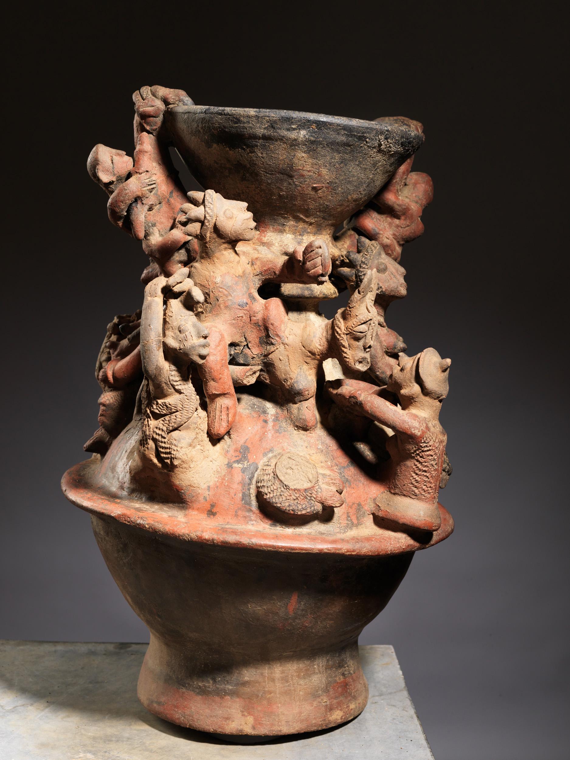 Bariba, Menschen, Benin, seltenes Terrakotta-Zeremonielles Altargefäß.  (Schwarz), Figurative Sculpture, von Unknown