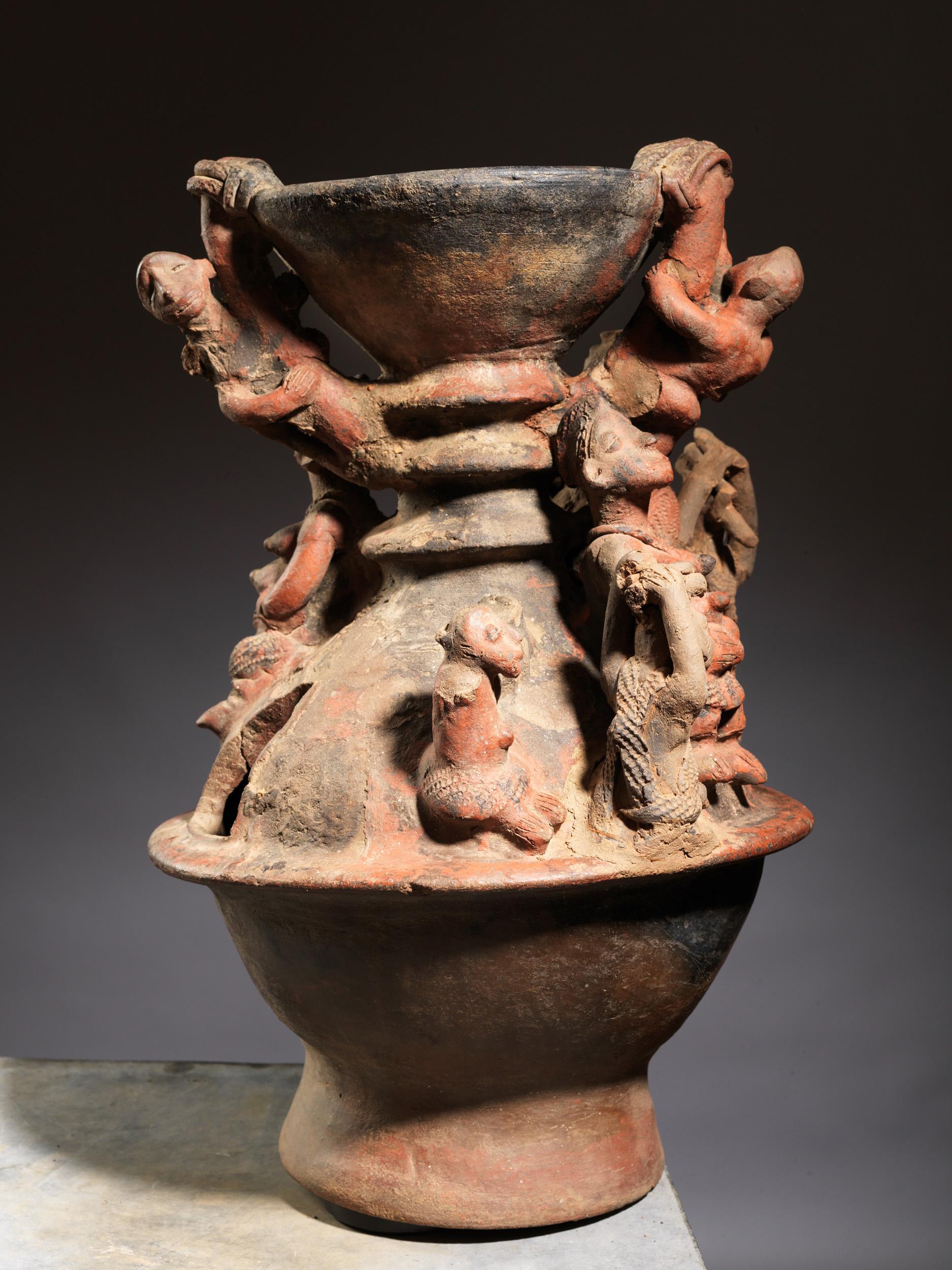 Dieses mit Hochrelieffiguren verzierte Keramikgefäß wurde von Frauen der Volksgruppe der Bariba (oder Baatonu) in den nördlichen Provinzen von Benin hergestellt. Die Bariba-Töpferinnen gaben ihr Handwerk von der Mutter an die Tochter weiter. Sie