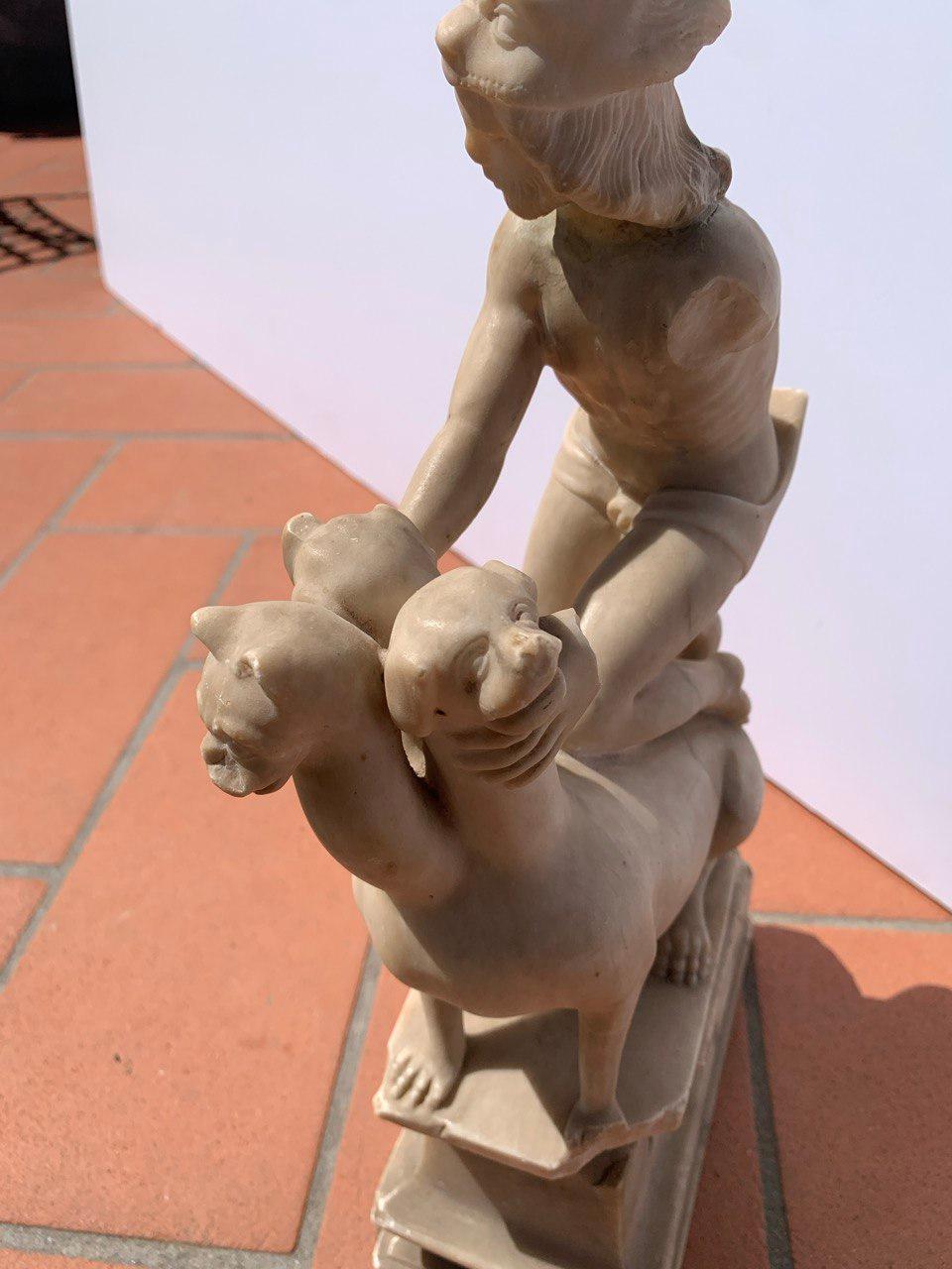 Escultor barroco romano - Escultura de alabastro del siglo XVII - Hércules Cerbero en venta 6