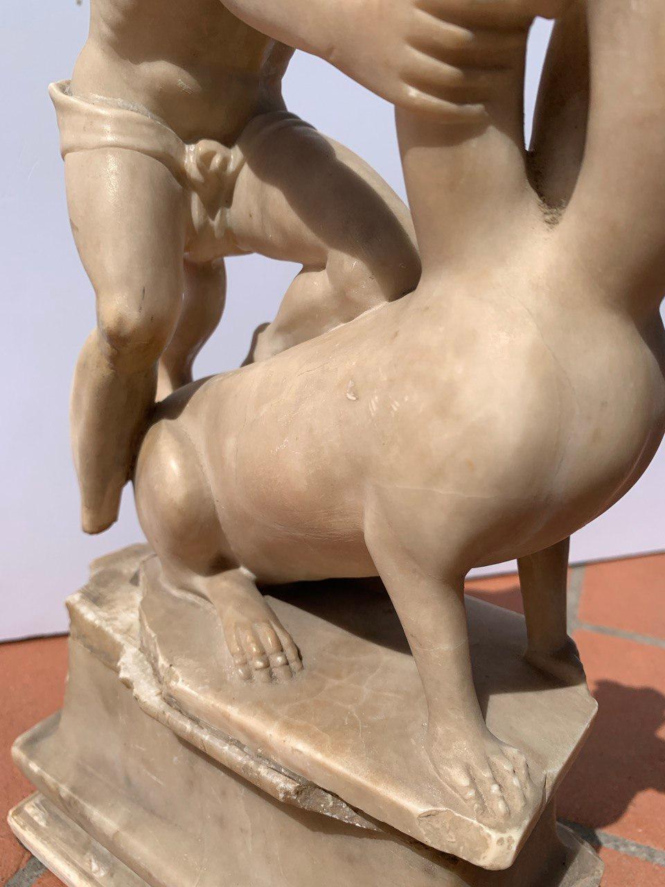 Escultor barroco romano - Escultura de alabastro del siglo XVII - Hércules Cerbero en venta 8