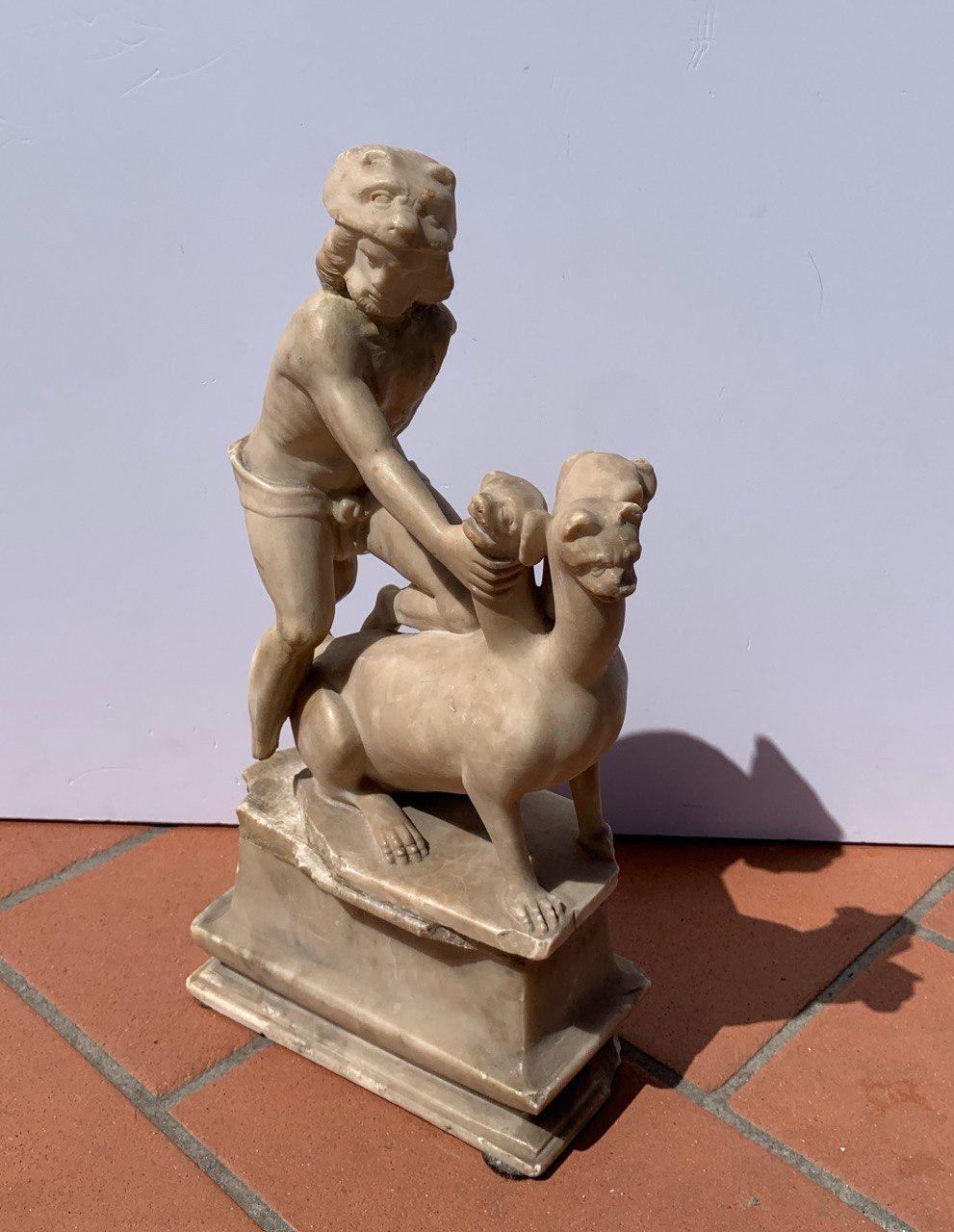 Escultura de alabastro - Hércules y Cerbero. Roma, siglo XVII.

18 x 9,5 x h 37 cm.

Hecha enteramente de alabastro tallado. Base de alabastro separada, faltan el pie y el brazo izquierdos, y otros pequeños defectos y signos de envejecimiento.

Para