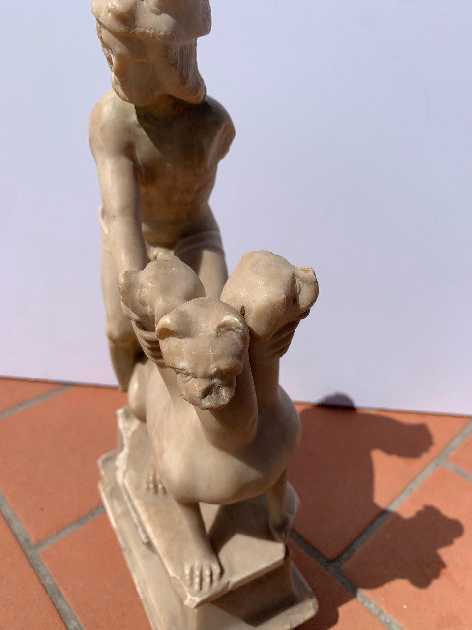 Escultor barroco romano - Escultura de alabastro del siglo XVII - Hércules Cerbero en venta 3