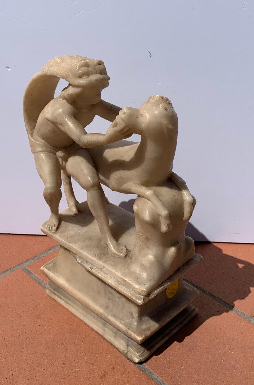 Escultura de alabastro - Hércules y el toro cretense. Roma, siglo XVII.

20 x 12 x h 34 cm.

Hecha enteramente de alabastro tallado. Base de alabastro separada, pequeños defectos y signos de envejecimiento.

Para expiar el asesinato de su familia en