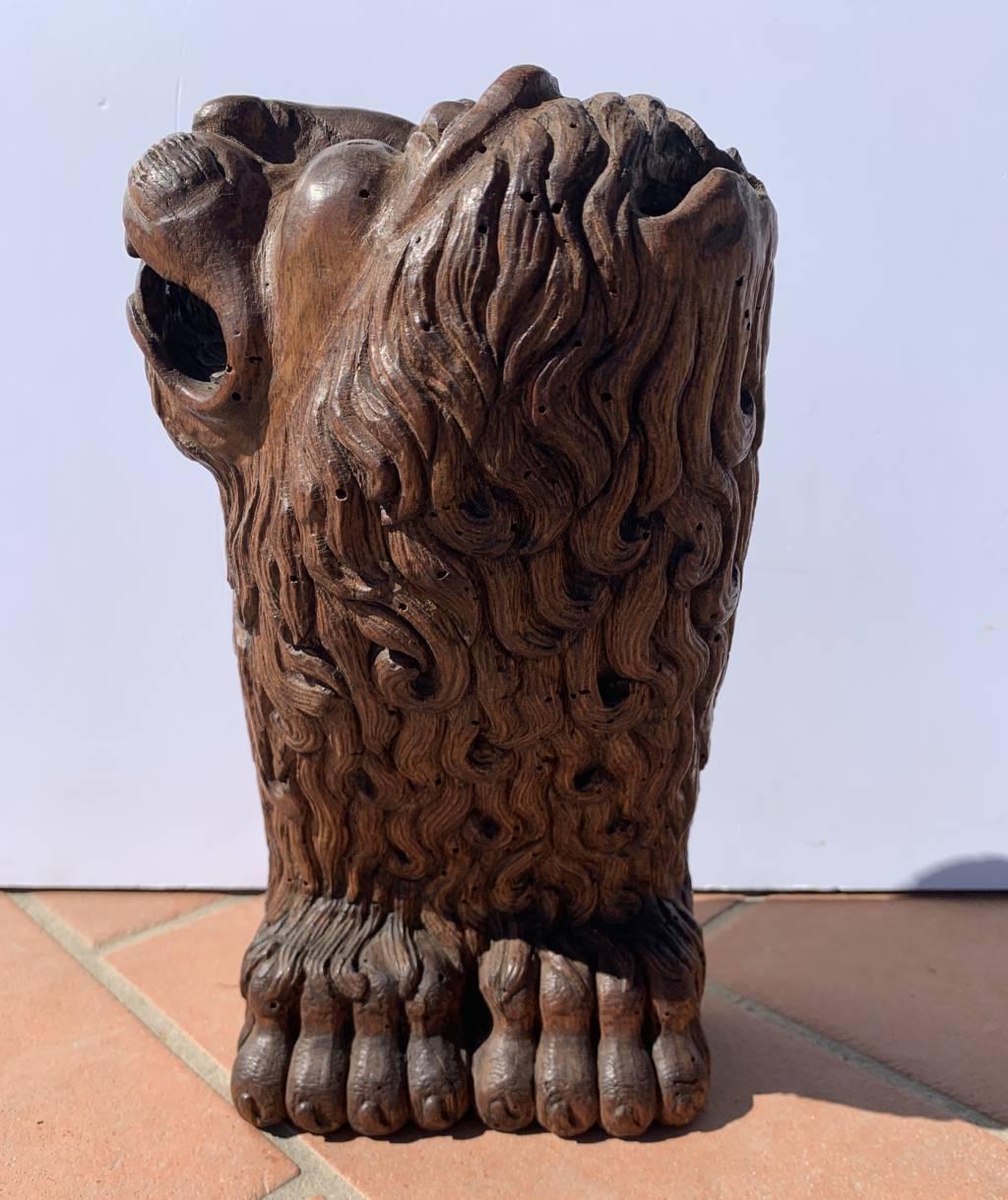 Scultore barocco veneziano - Coppia di leoni in legno del XVII secolo in vendita 9