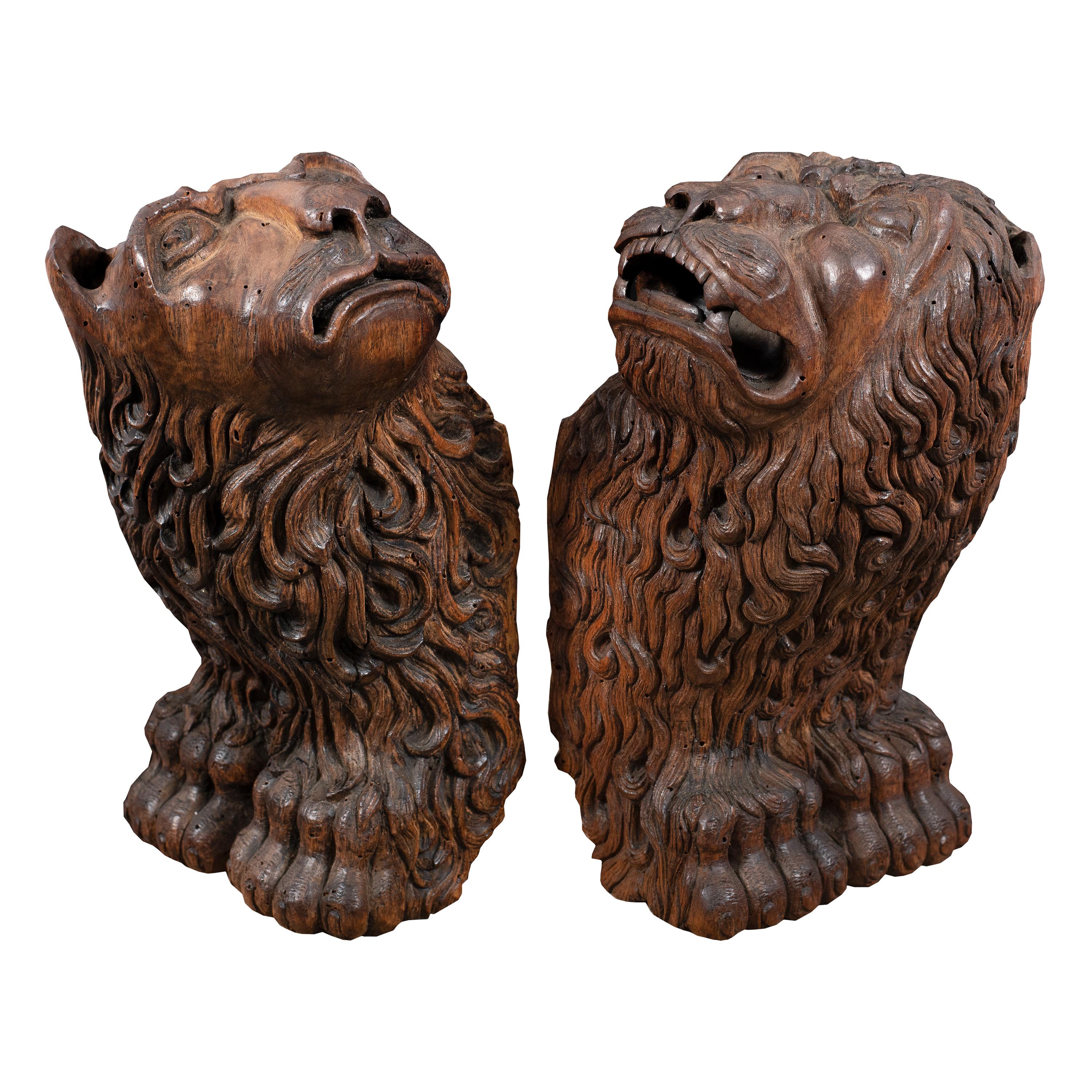 Escultor barroco veneciano - Pareja de esculturas de madera de leones del siglo XVII