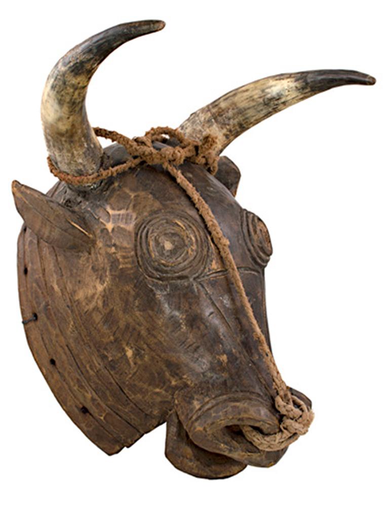 „Bidjoguo Kopf Portugiesisch Guinea“, Holz, Seil und Horns, um 1950 – Sculpture von Unknown