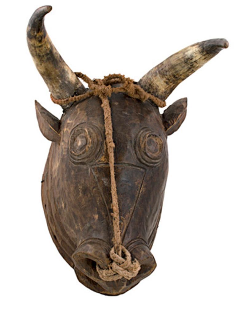 Figurative Sculpture Unknown - "Bidjoguo Head Portuguese Guinea", Bois, cordes et cornes créé vers 1950