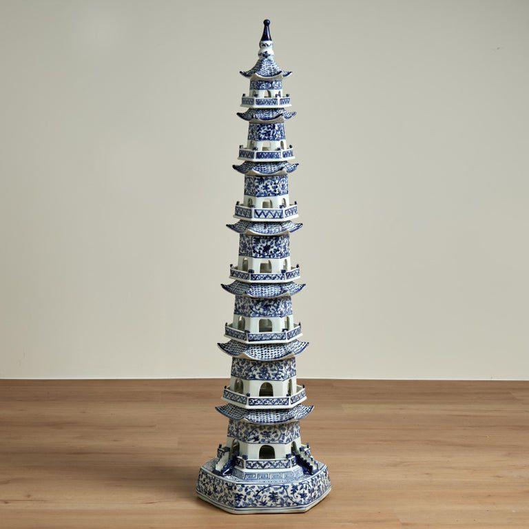 Abstract Sculpture di Unknown - Torre pagoda cinese in porcellana bianca e blu